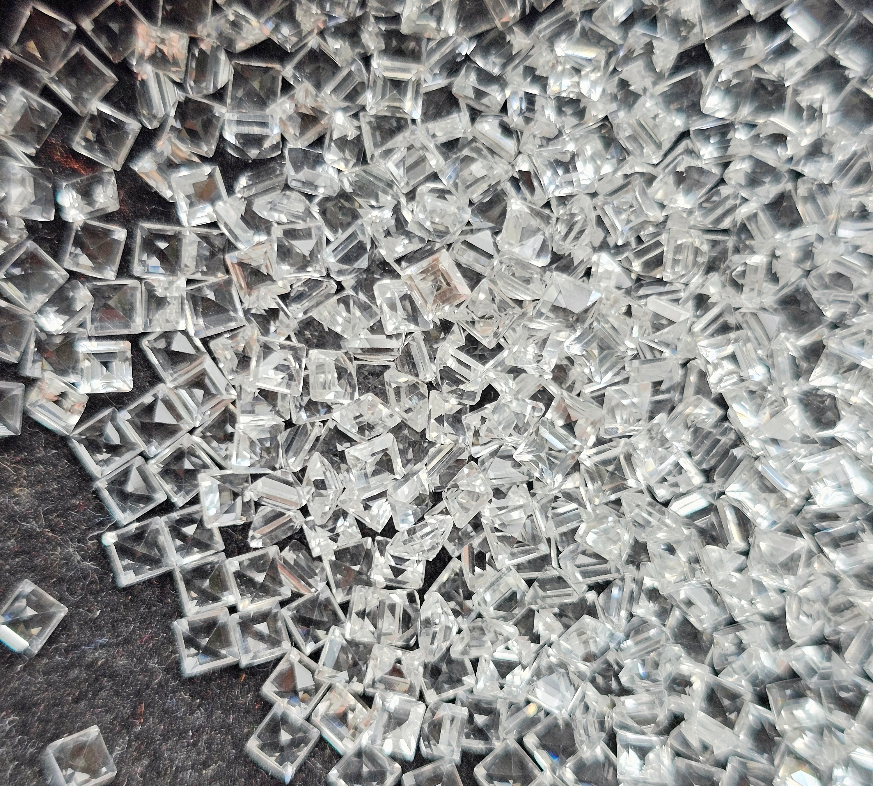 ไวท์โทปาสสี่เหลี่ยม 2.5x2.5mm. 5 กะรัต