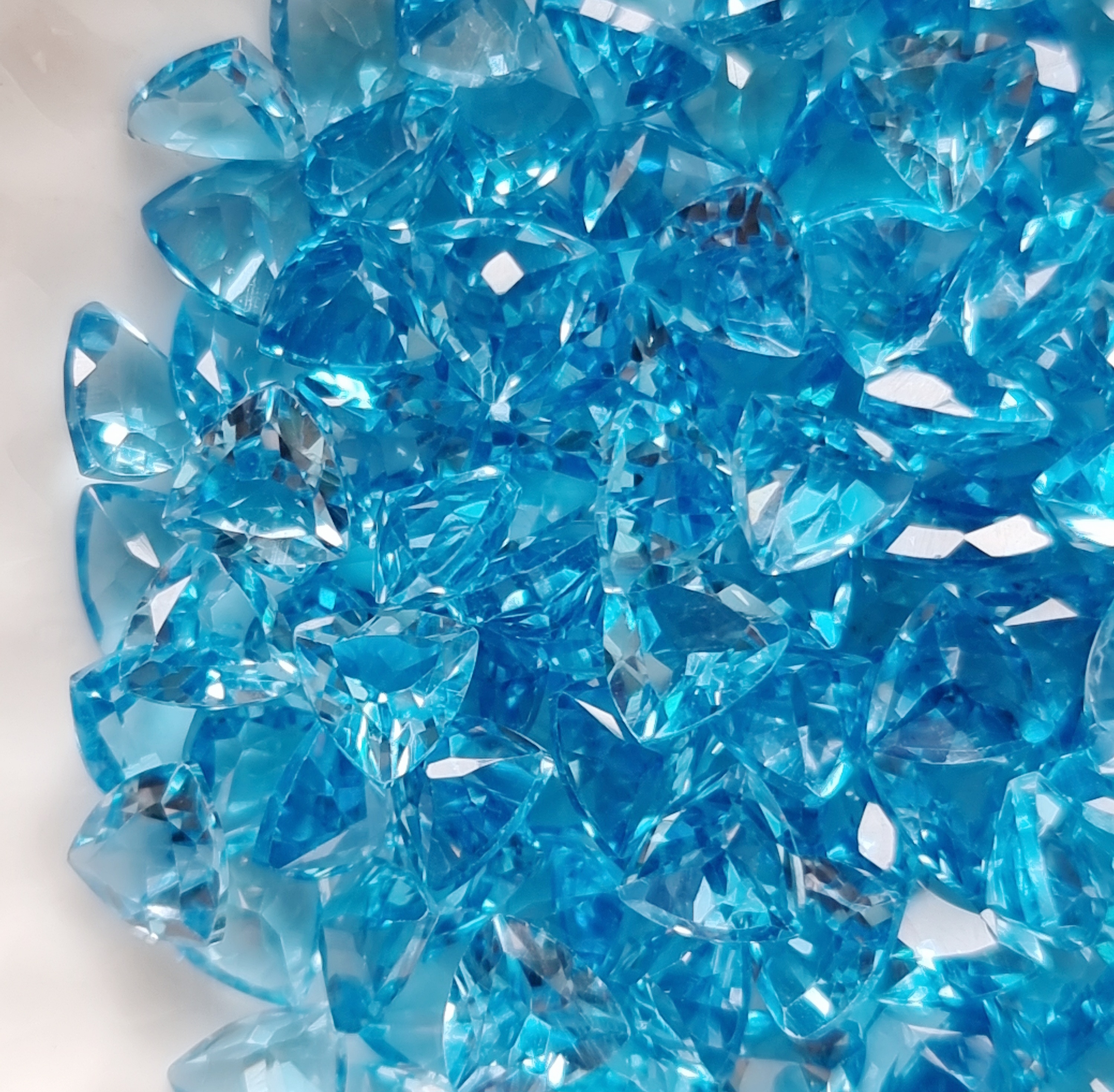 พลอยบลูโทปาสสามเหลี่ยม 5x5mm. 5 กะรัต