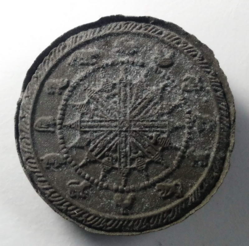 รหัสสินค้า จตุคามรามเทพ 046 พระพุทธสิหิงค์ พิธีจตุคามรามเทพ เนื้อว่านกากยายักษ์ รุ่นเปิดตำนานพระบรมธาตุ 9 วัด 9 พิธี จัดสร้างโดยคณะสงฆ์ อ.หัวไทร จ.นครศรีธรรมราช สร้างปี 2550 พร้อมกล่องเดิม จตุคามรามเทพรายการนี้ให้เช่าบูชาแล้ว