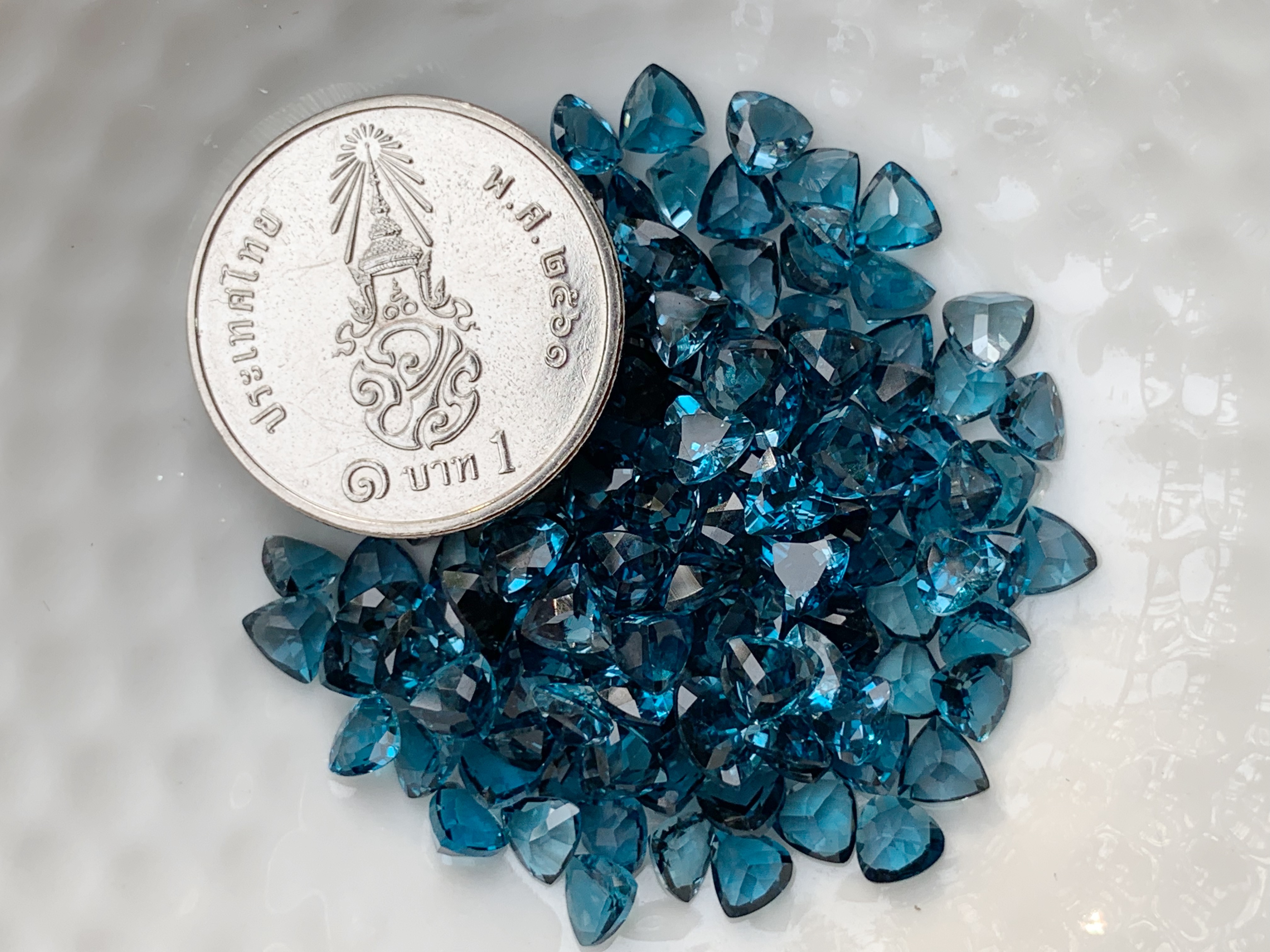 ลอนดอนบลูโทปาสสามเหลี่ยม 4 มม. 5 กะรัต