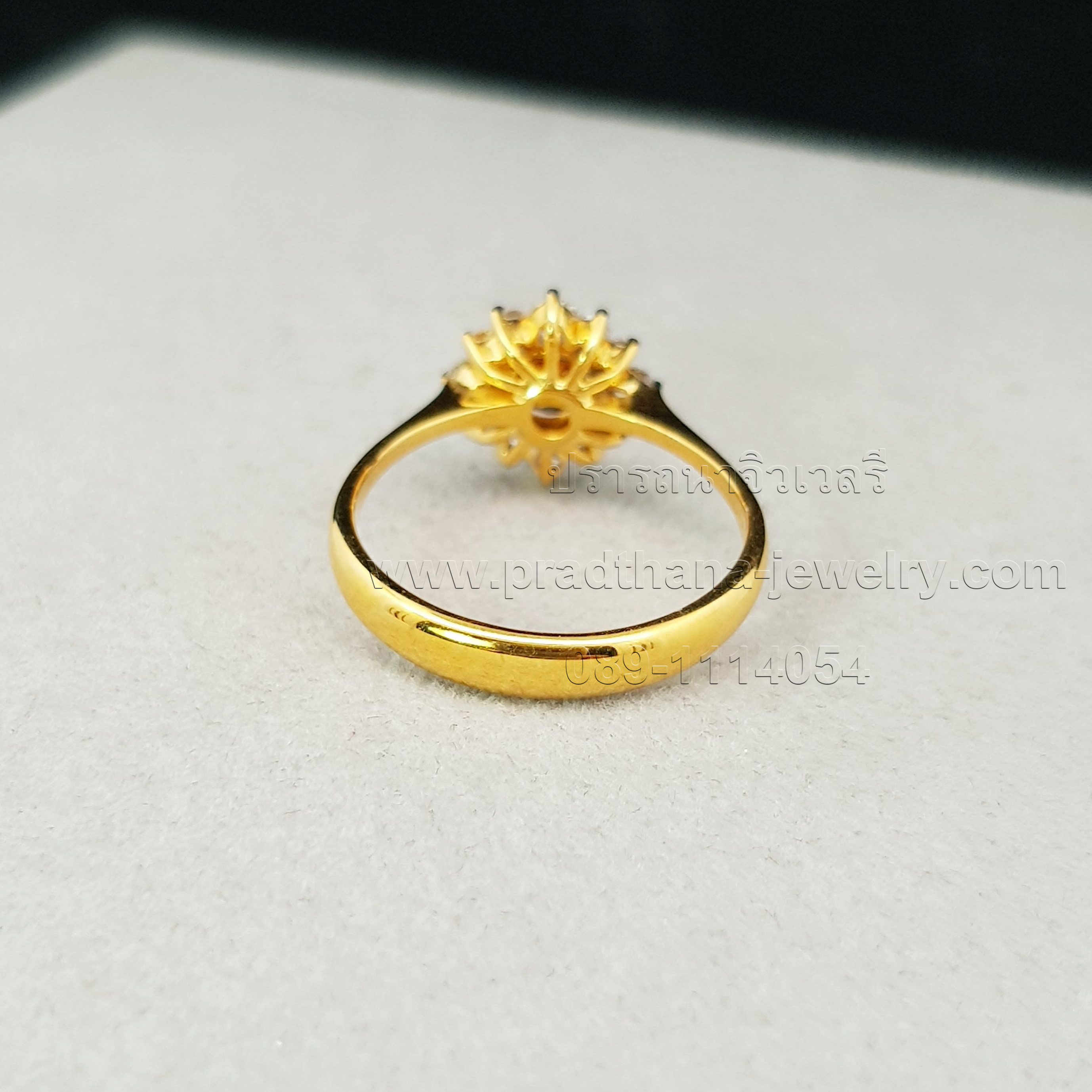 แหวนบุษราคัมล้อมเพชร **ขายแล้ว**