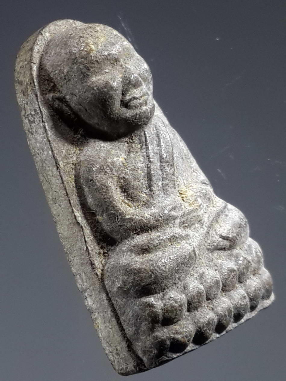 รหัสสินค้า หลวงปู่ทวด วัดต่างๆ 302 หลวงปู่ทวด วัดช้างให้ จังหวัดปัตตานี เนื้อผงใบลาน พิมพ์พระรอดหัวมน พิมพ์กลาง ไม่ทราบปีที่สร้าง