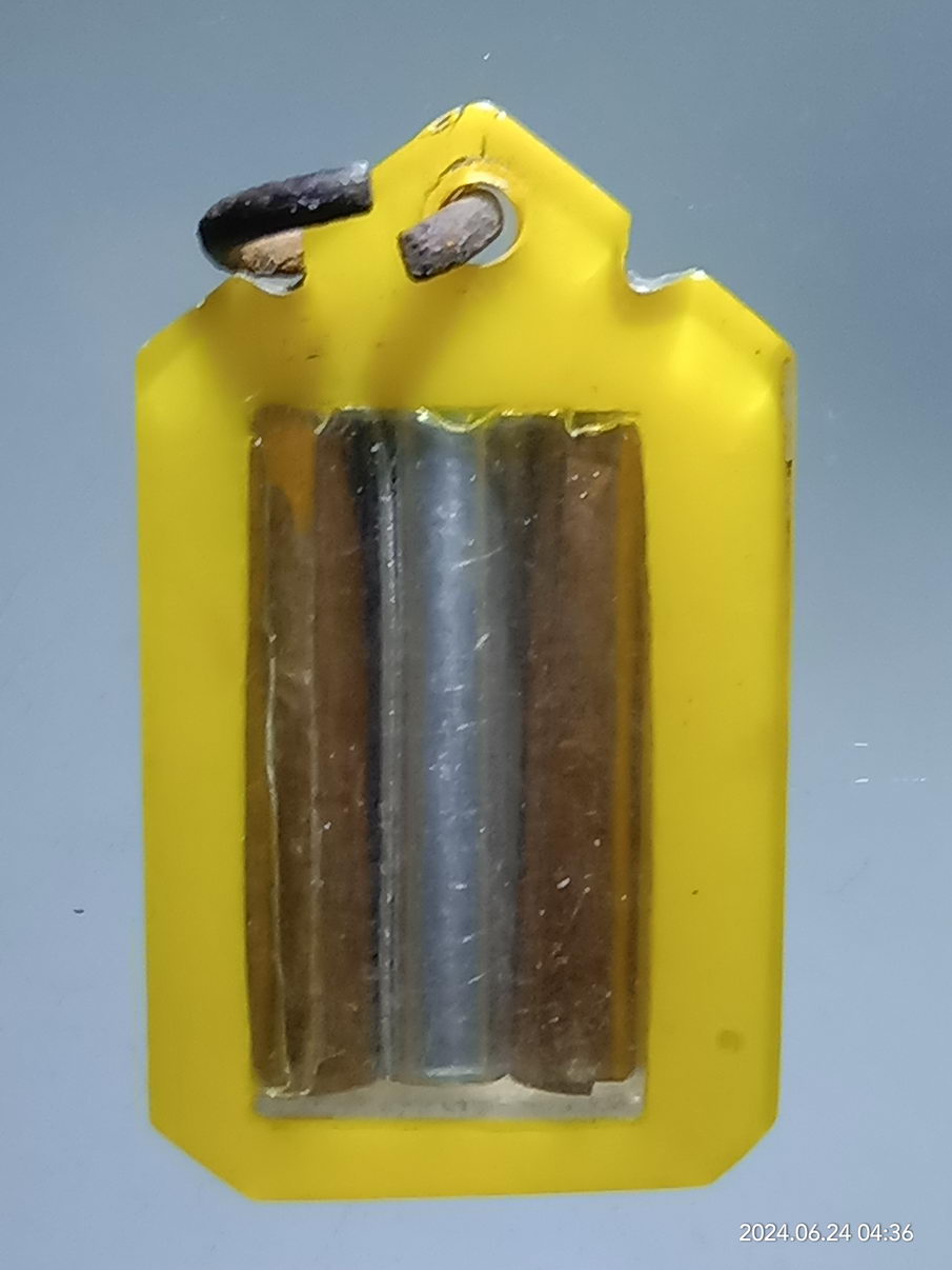 รหัสสินค้า เครื่องราง ล็อตเก็ต ภาพถ่าย 001 ภาพถ่าย หลังตะกรุดสามกษัตริย์ พระครูสมานวิทยาคม ท่านพ่อเณร สมบูรณ์จริง