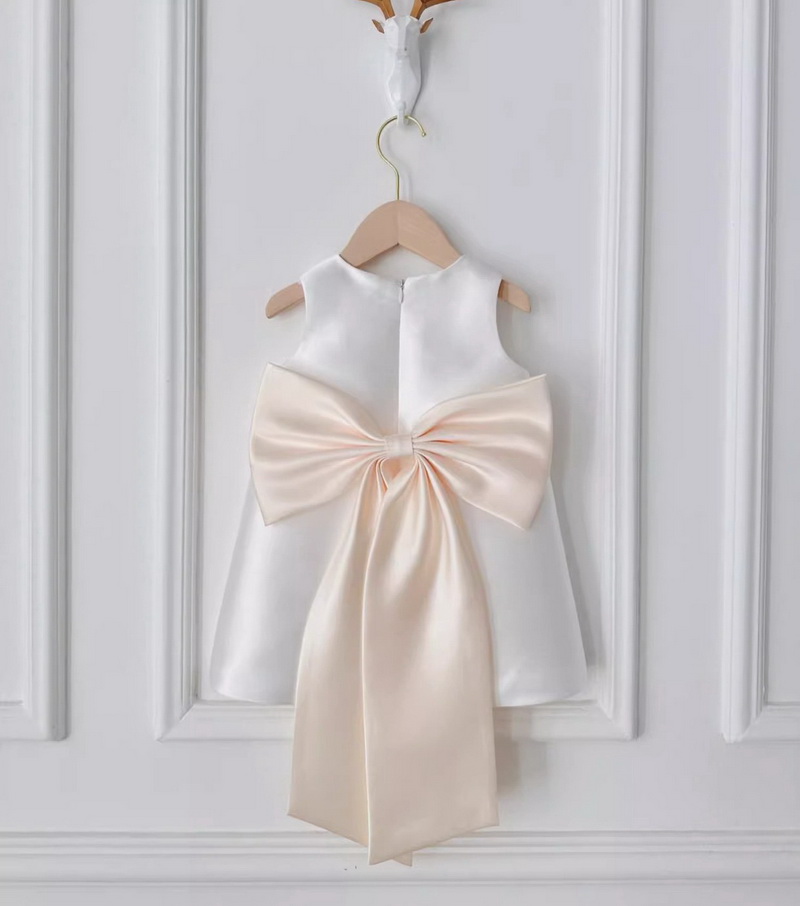 Gd4525- พร้อมส่งจากไทย ชุดออกงานเด็กหญิงสีขาว โบว์ใหญ่สีครีมแชมเปญสวยเรียบหรูสไตล์คุณหนู สุดหรูด้วยเนื้อผ้าสวยดุจไหม โบว์แยกจากชุดได้ ชุดราตรีเด็กทรงสั้น