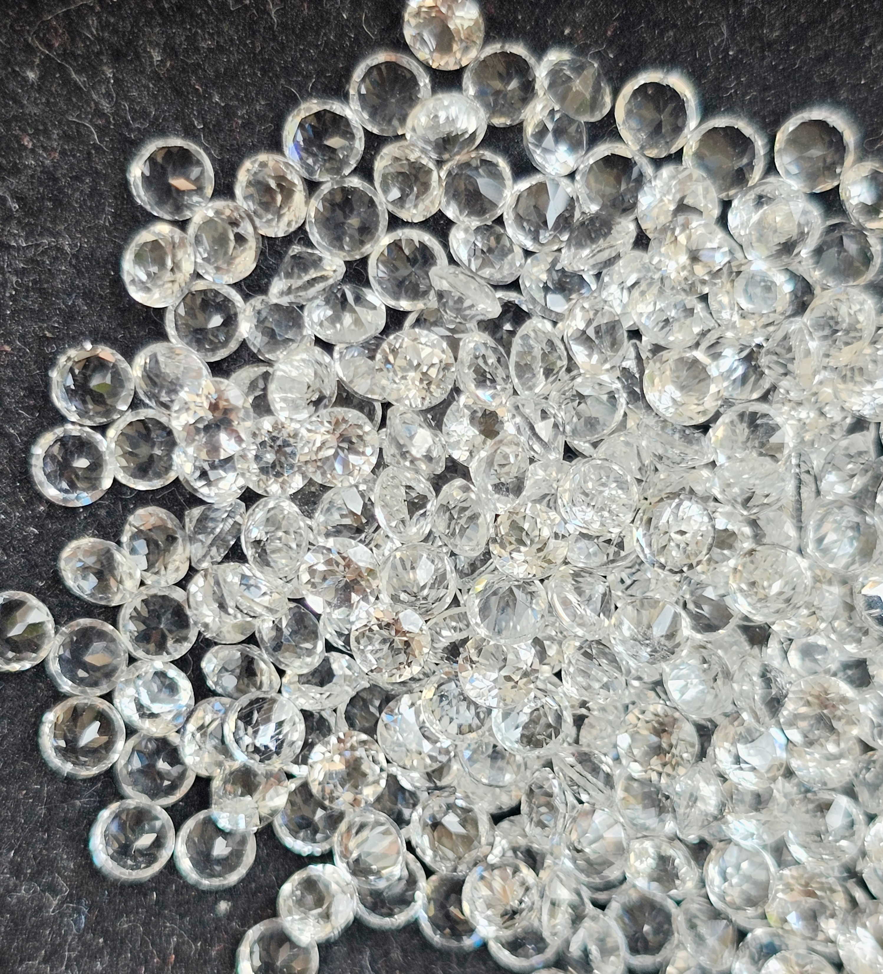 พลอยไวท์โทปาสกลม 2.8 มม. 5 กะรัต