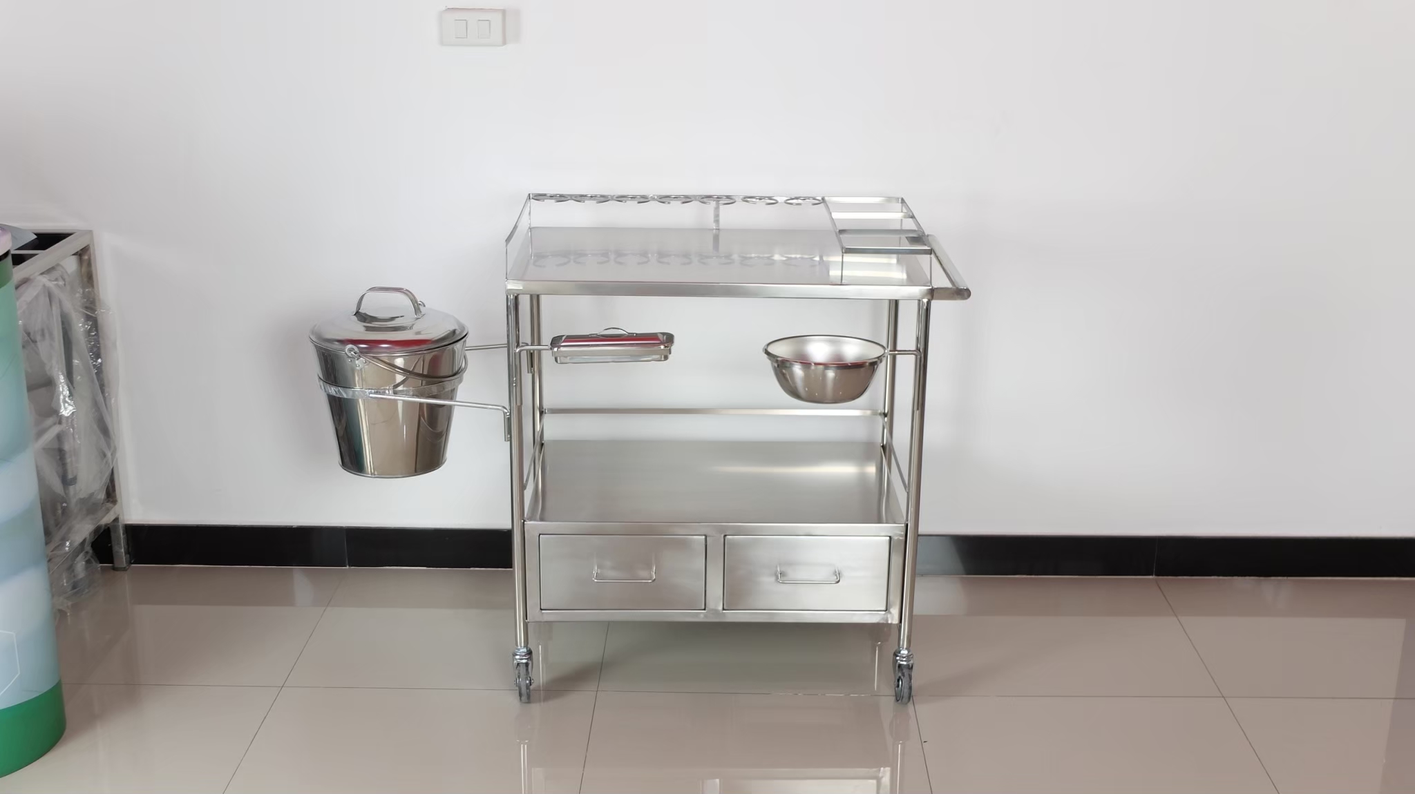 รถเข็นทำแผล สแตนเลส พร้อมอุปกรณ์ รหัส PP047