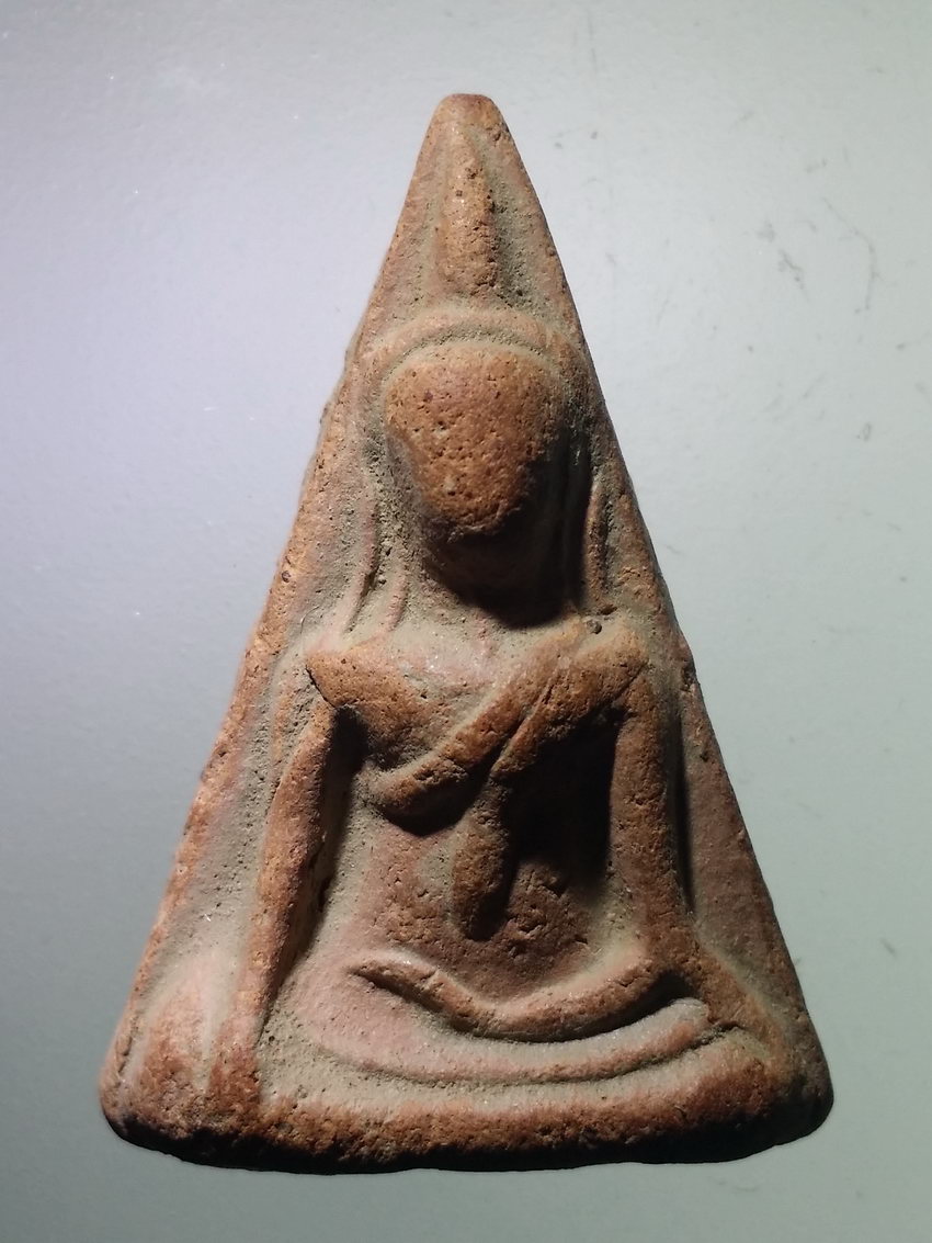 รหัสสินค้า พระไม่ทราบที่ 564 พระนางพญา เนื้อดินเผา ด้านหลังมีชื่อย่อวัด ว.ล. ไม่ทราบที่ พระรายการนี้ให้เช่าบูชาแล้ว