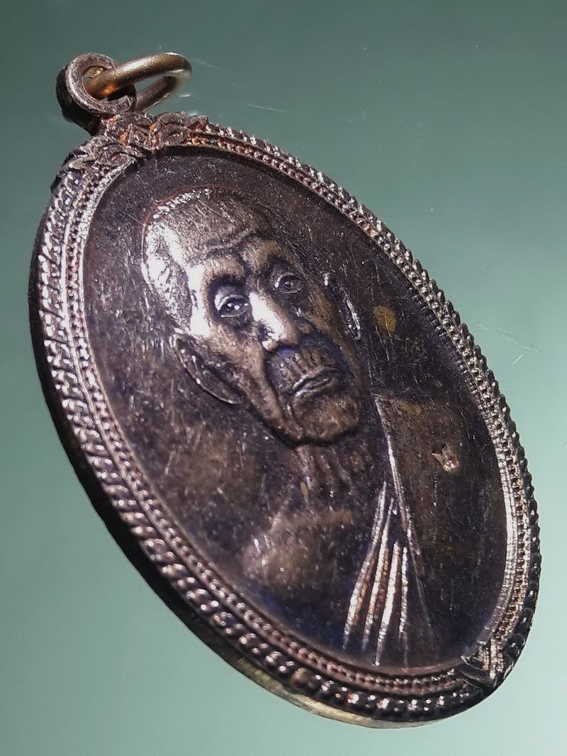 Antig FB 12858 เหรียญรูปไข่ครึ่งองค์ เนื้อทองแดงผิวไฟ พระครูปัญญาภูวิษิต หนู ปุญญาโสโต วัดไผ่สามเกาะ ที่ระลึกอายุครบ 95 ปี ตอกโค๊ต ด้านหน้า