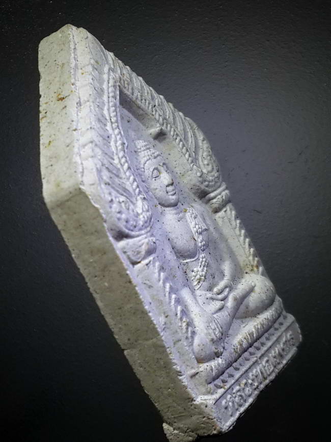 รหัสสินค้า พระมีกล่อง 386 พระผงห้าเหลี่ยมหลวงพ่อเพชร วัดวังกลม จังหวัดพิจิตร สร้างปี 2544 ที่ระลึกในงานพระราชทานสมณศักดิ์พัดยศชั้นเอก พระครูศรีเมธาภรณ์(สันติ เปรียญธรรม 6)