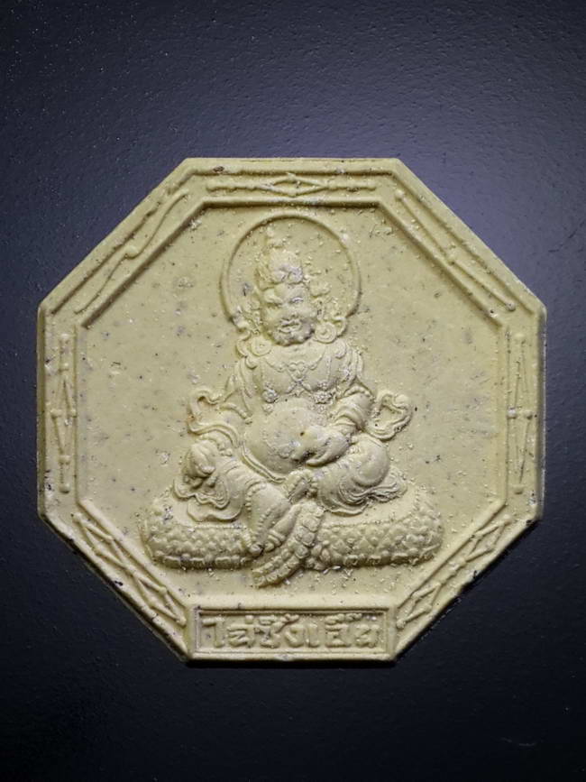 รหัสสินค้า พระมีกล่อง 382 เทพเจ้าแห่งโชคลาภ ไทซิงเอี้ย เจ้าสัวยุค 8 เนื้อผงแปดเหลี่ยม สร้างปี 2547 พระองค์นี้เป็นของชำร่วยแจกในพิธีมงคลสมรส ลลิตกร - วันชัย เมื่อวันที่ 8 มกราคม ปี 2549 พระรายการนี้ให้เช่าบูชาแล้ว