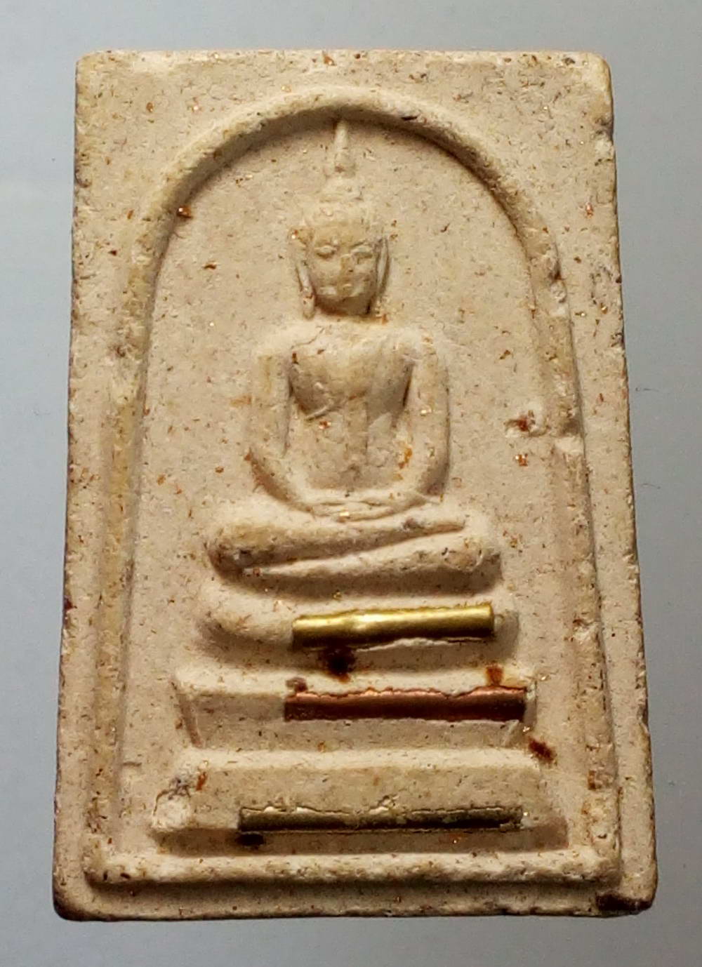 รหัสสินค้า พระสมเด็จ วัดต่างๆ 445 พระสมเด็จพิมพ์พระพุทธฝังตะกรุด 3 กษัตริย์ หลังรูปเหมือนหลวงพ่อจำเนียร วัดดอนไร่ จังหวัดสุพรรณบุรี