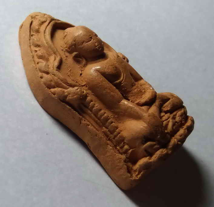 รหัสสินค้า พระไม่ทราบที่ 081 พระสามหอมเดี่ยว จังหวัดลำพูน พระองค์นี้น่าจะเป็นพระเกจิสร้างล้อพิมพ์พระกรุ ไม่ทราบที่ครับ