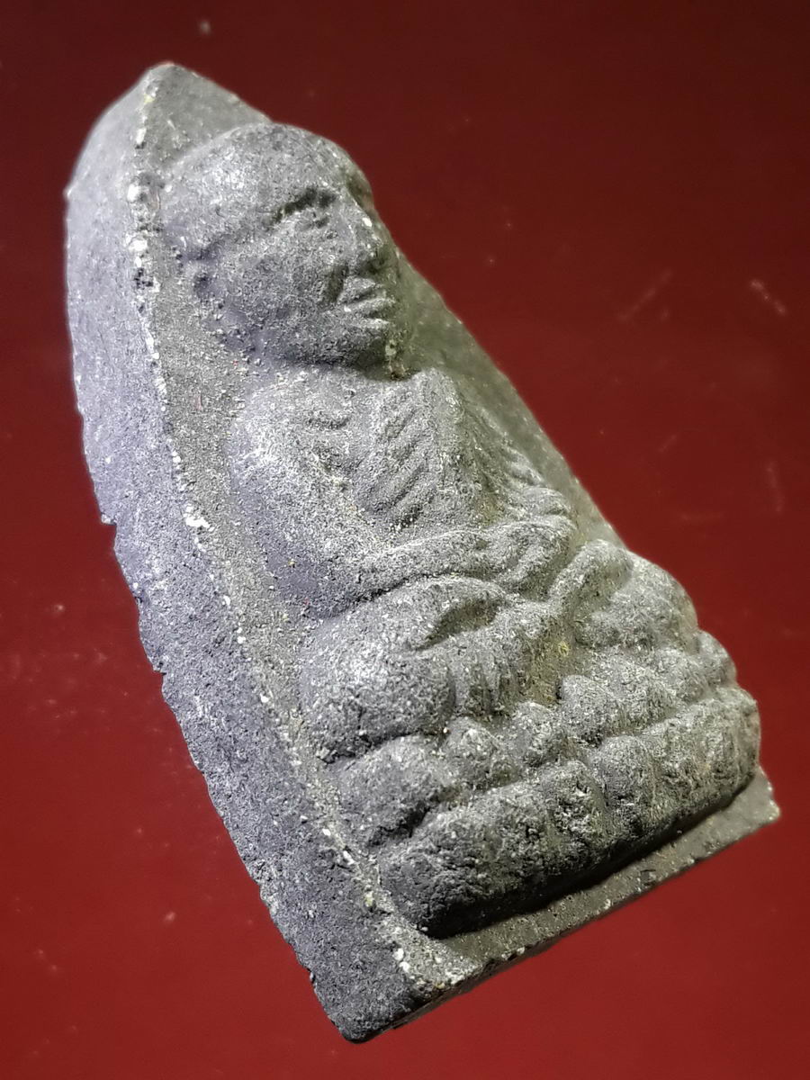 รหัสสินค้า หลวงปู่ทวด วัดต่างๆ 137 หลวงปู่ทวด วัดช้างให้ จ.ปัตตานี ไม่ทราบปีที่สร้าง เนื้อผงใบลาน เตารีดหัวแหลม หลังตัวหนังสือนูน