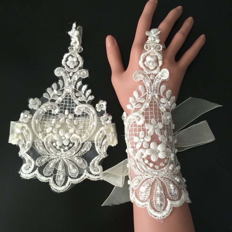 GL11161 ถุงมือเด็กออกงานสีขาว ลูกไม้ถักเนื้อนุ่มนวลผิวตกแต่งสวยงามแบบเกี่ยวนิ้วกลาง สามารถปรับขนาดโดยผูกด้วยริบบิ้นได้ทุกขนาดแขนตั้งแต่ 4ขวบขึ้นไปถึงคนโตหรือผู้ใหญ่