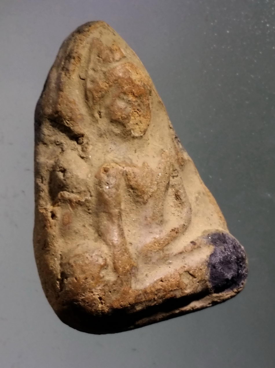 รหัสสินค้า พระกรุ 095 พระร่วงนั่งเข่ากว้าง เนื้อดิน จ.กำแพงเพชร ไม่ทราบกรุ