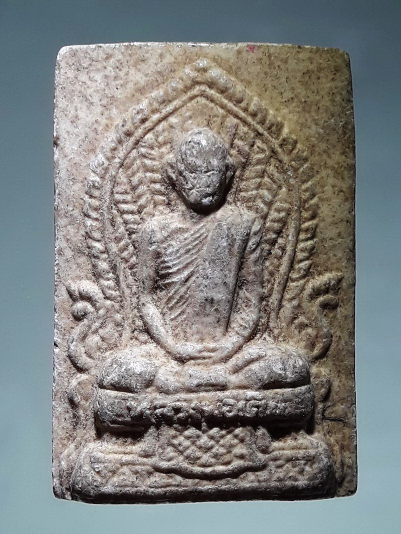 รหัสสินค้า พระเนื้อดิน ผง ว่าน 10347 พระผงนั่งแววนกยูง หลวงพ่อเดิม วัดหนองโพ อำเภอตาคลี จังหวัดนครสวรรค์ พ.ศ. 2482 ขนาดเทียบกับเหรียญบาท เป็นพระยุคหลังสร้าง ย้อนยุค และจารึก พ.ศ 2482 นะครับ