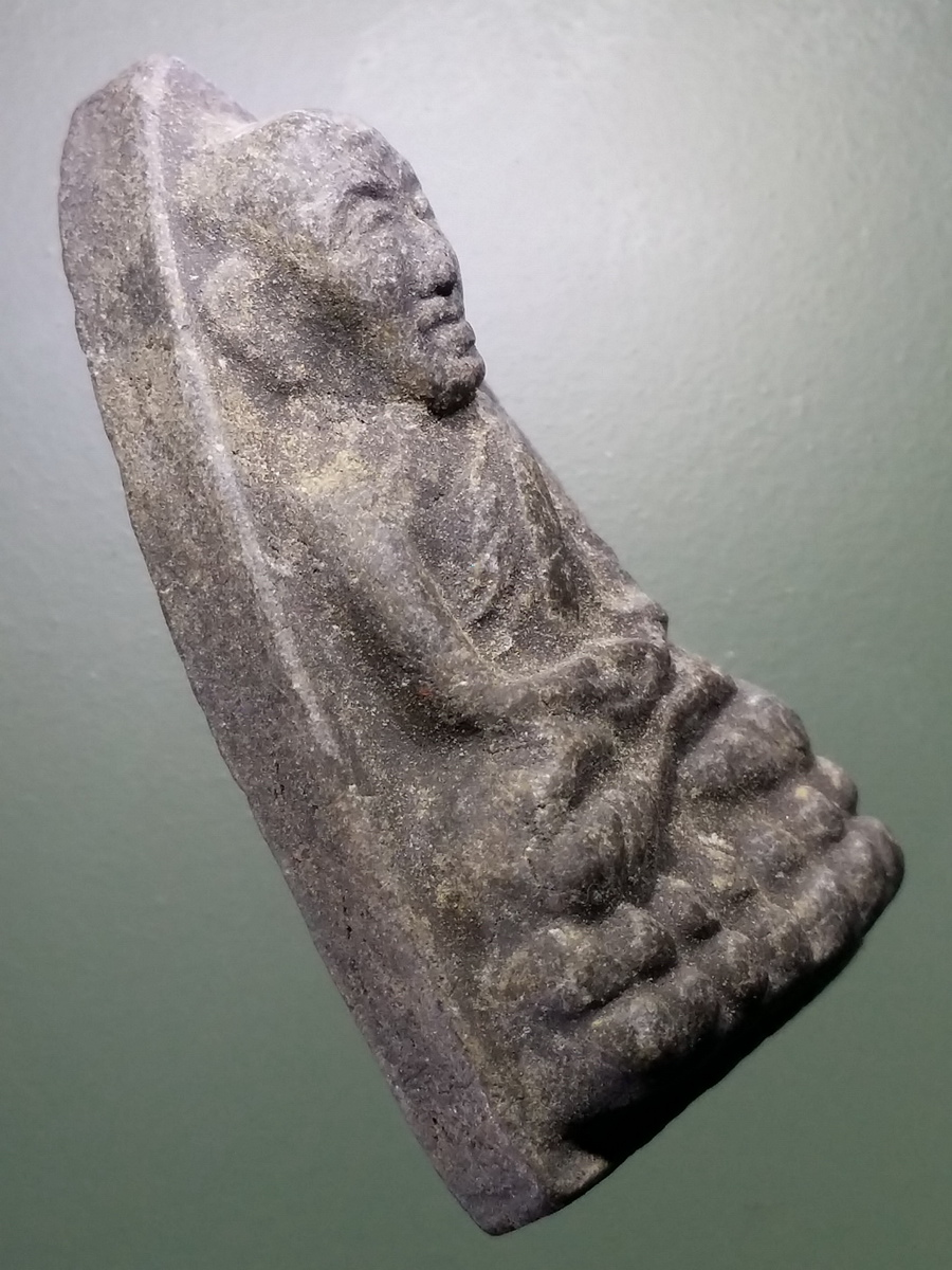 รหัสสินค้า หลวงปู่ทวด วัดต่างๆ 470 หลวงปู่ทวดเนื้อว่าน วัดช้างให้ จังหวัดปัตตานี พิมพ์เตารีดหลังตัวหนังสือนูน ไม่ทราบปีที่สร้าง พระรายการนี้ให้เช่าบูชาแล้ว