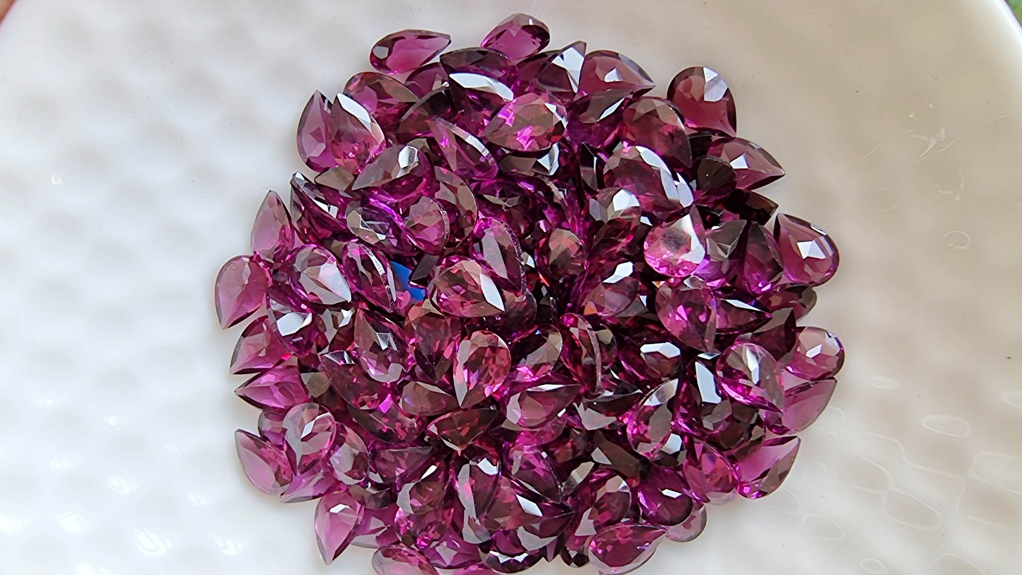 โรโดไลท์หยดน้ำ 6x4 mm. 5 กะรัต