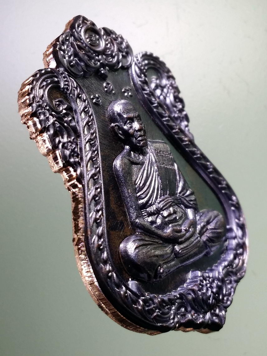 รหัสสินค้า พระมีกล่อง 002 เหรียญเสมา รุ่นมนต์พระพาย เนื้อทองแดงรมดำ หลวงพ่อพัฒน์ วัดห้วยด้วน อำเภอหนองบัว จังหวัดนครสวรรค์ ตอกโค๊ต หมายเลข ๑๒๙๐