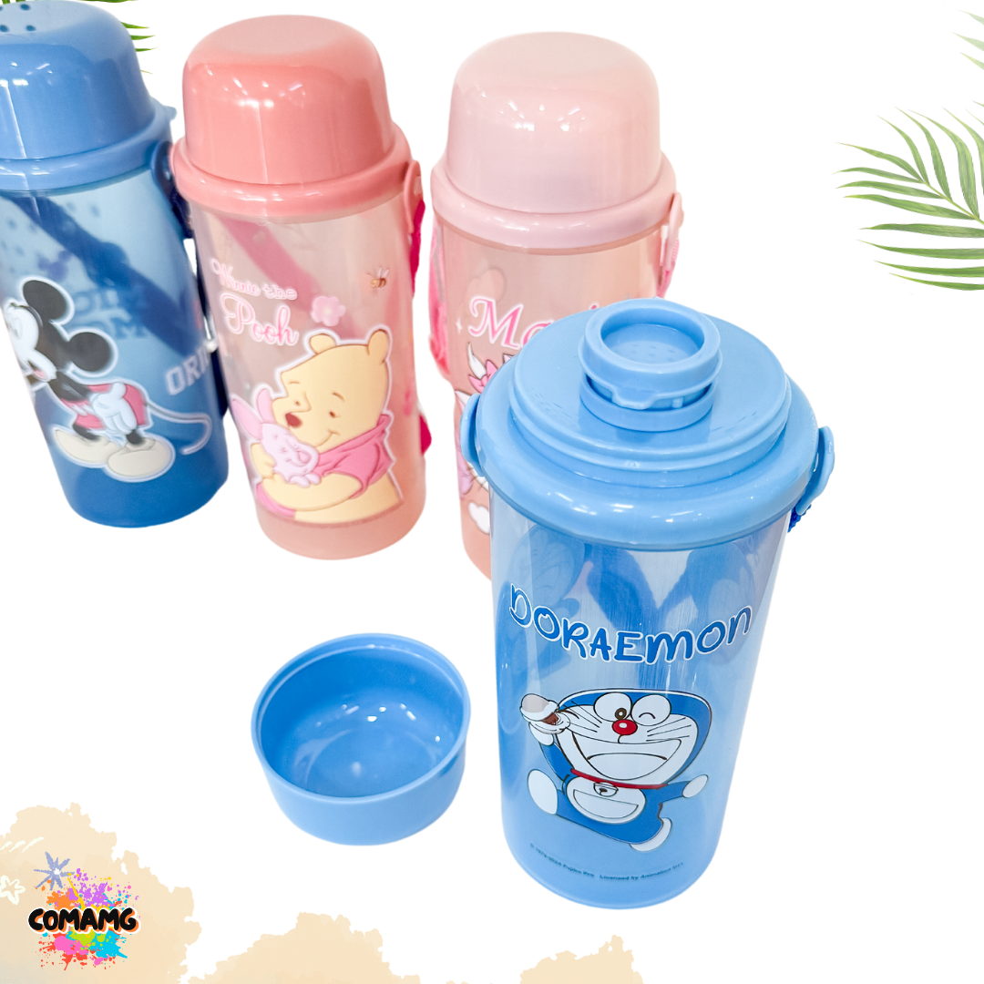 กระติกน้ำเด็กพกพา แบบเท รุ่นฝาเป็นแก้วน้ำได้ กระติกน้ำแบบยกดื่ม มีสายคล้องคอ 650มล ลายลิขสิทธิ์