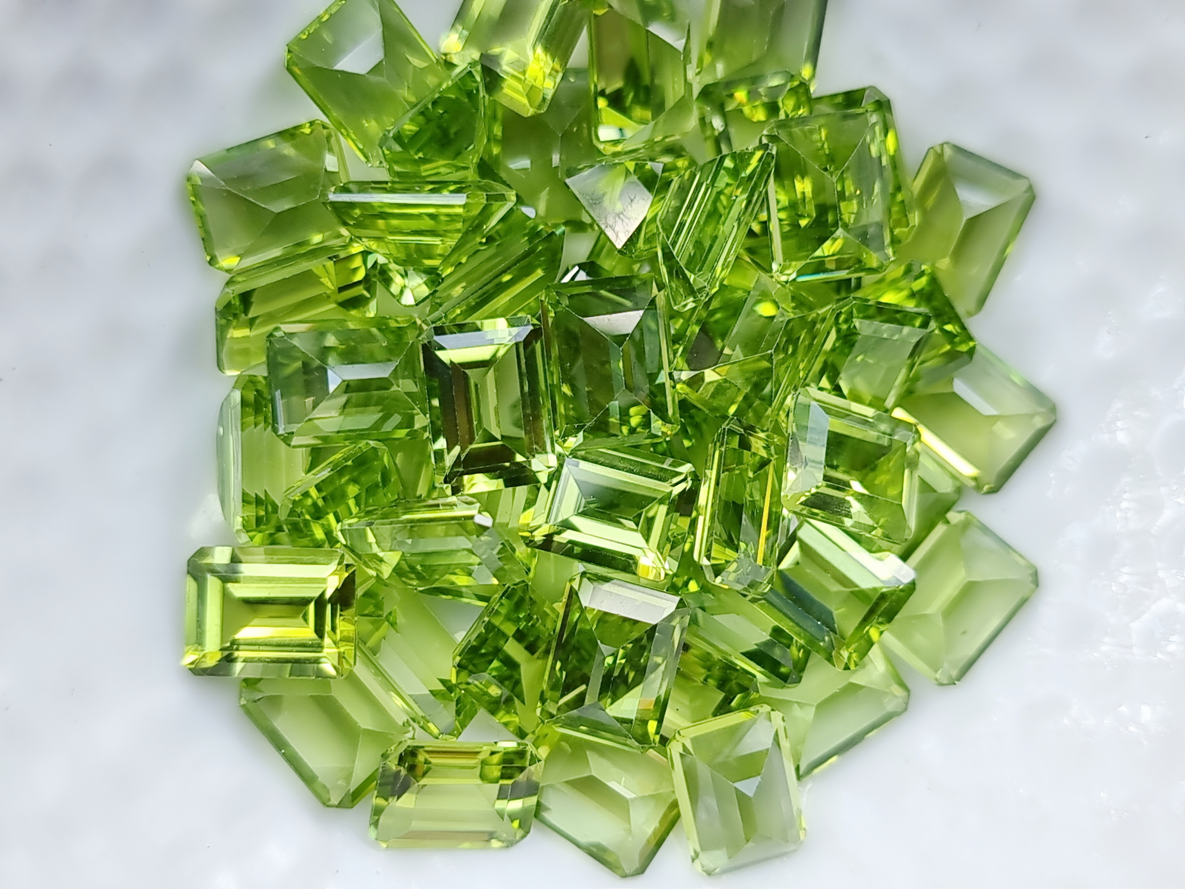 เพอริดอทสี่เหลี่ยม 8×6 มม. 5 กะรัต