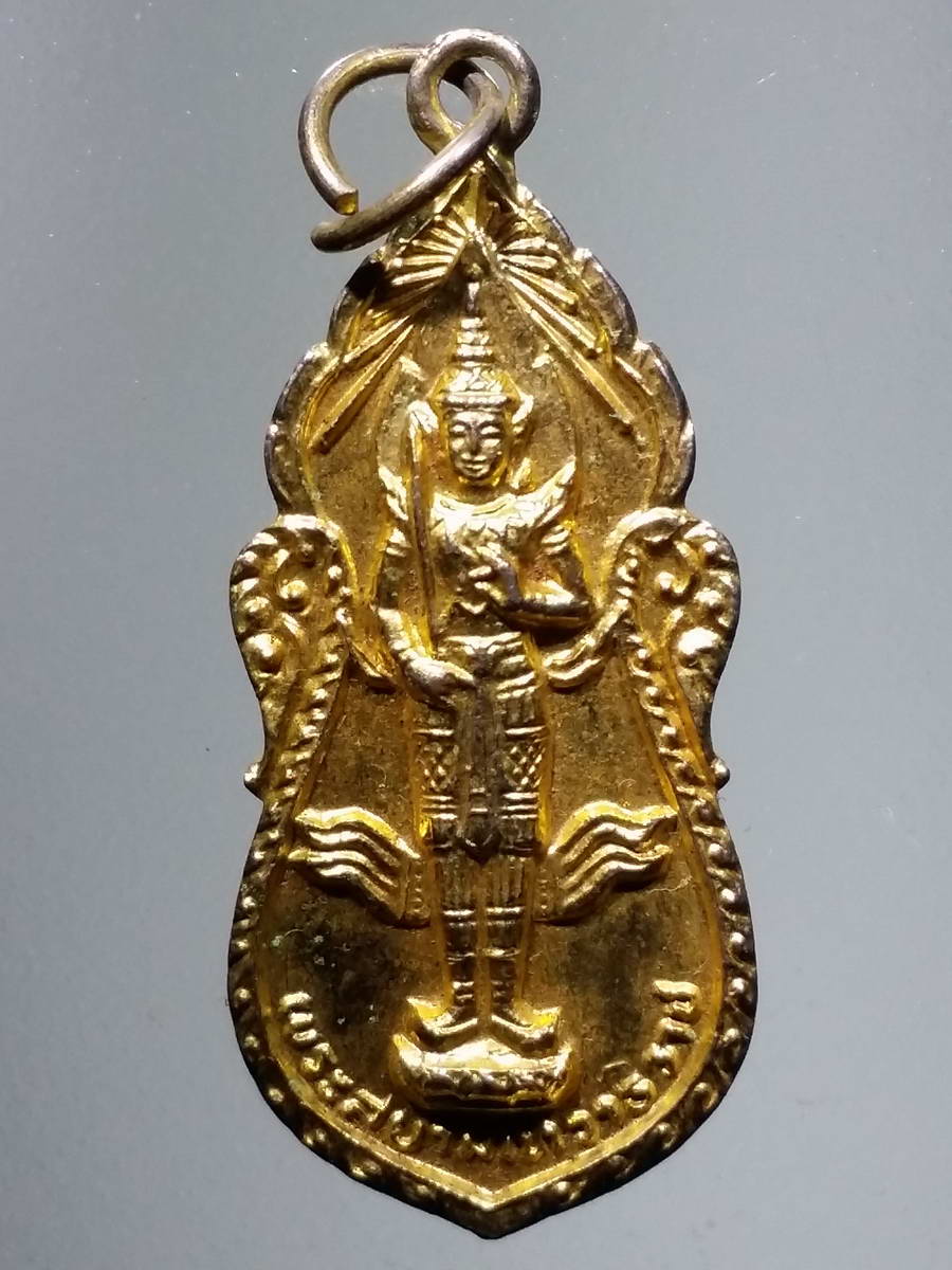 รหัสสินค้า เหรียญพระพุทธ 2918 เหรียญกะไหล่ทองพระสยามเทวาธิราช วัดมูลจินดาราม อำเภอธัญบุรี จังหวัดปทุมธานี สร้างปี 2525 ที่ระลึกในงานสมโภชกรุงรัตนโกสินทร์ 200 ปี