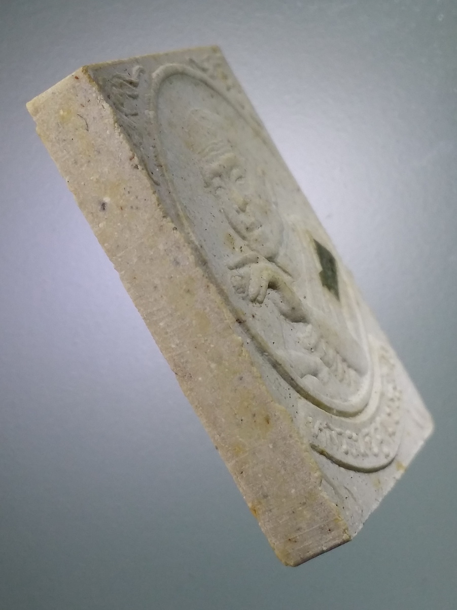 รหัสสินค้า พระมีกล่อง 454 พระผงรูปเหมือนฝังตะกรุด หลวงพ่อคูณ วัดบ้านไร่ รุ่นอุปถัมภ์สร้างอุโบสถ วัดใหญ่สีคิ้ว จังหวัดนครราชสีมา