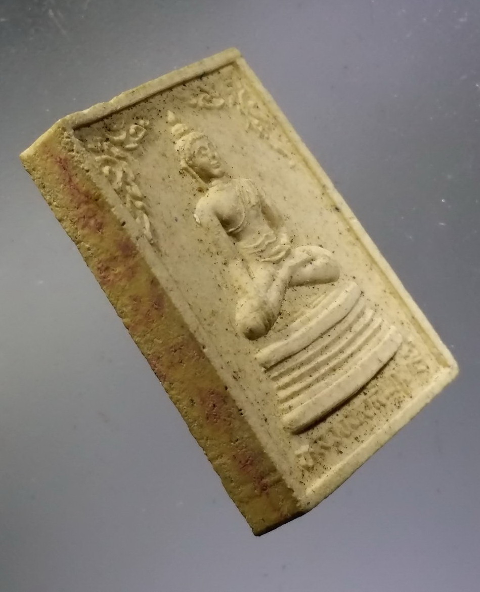 รหัสสินค้า พระมีกล่อง 3680 พระสมเด็จสังคโลก เนื้อผง หลวงพ่อสัมฤทธิ์ - หลวงพ่อบุญมี วัดเขาสมอคอน อำเภอท่าวุ้ง จังหวัดลพบุรี รุ่นขยายลานวัด ด้านหลังมีรอยกระเทาะ พิจารณาก่อนเช่าบูชานะครับ