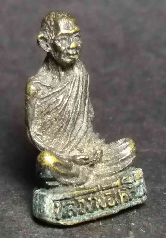 รหัสสินค้า พระกริ่ง พระหล่อ 042 รูปหล่อหลวงพ่อเคลือบ วัดหนองกระดี่ จังหวัดอุทัยธานี สร้างปี 2529 พระรายการนี้ให้เช่าบูชาแล้ว