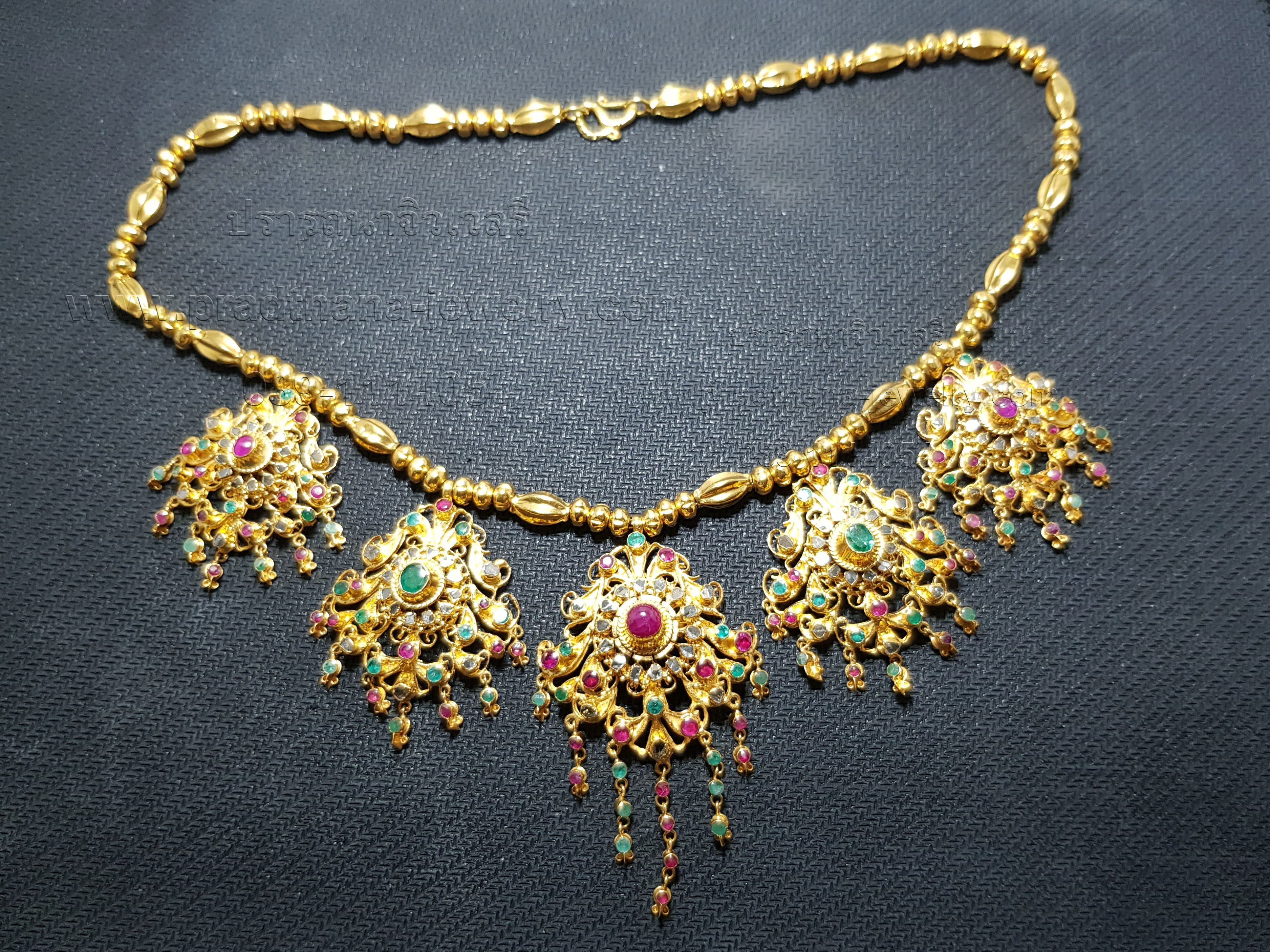 สร้อยคออุบะห้าช่อสามสี