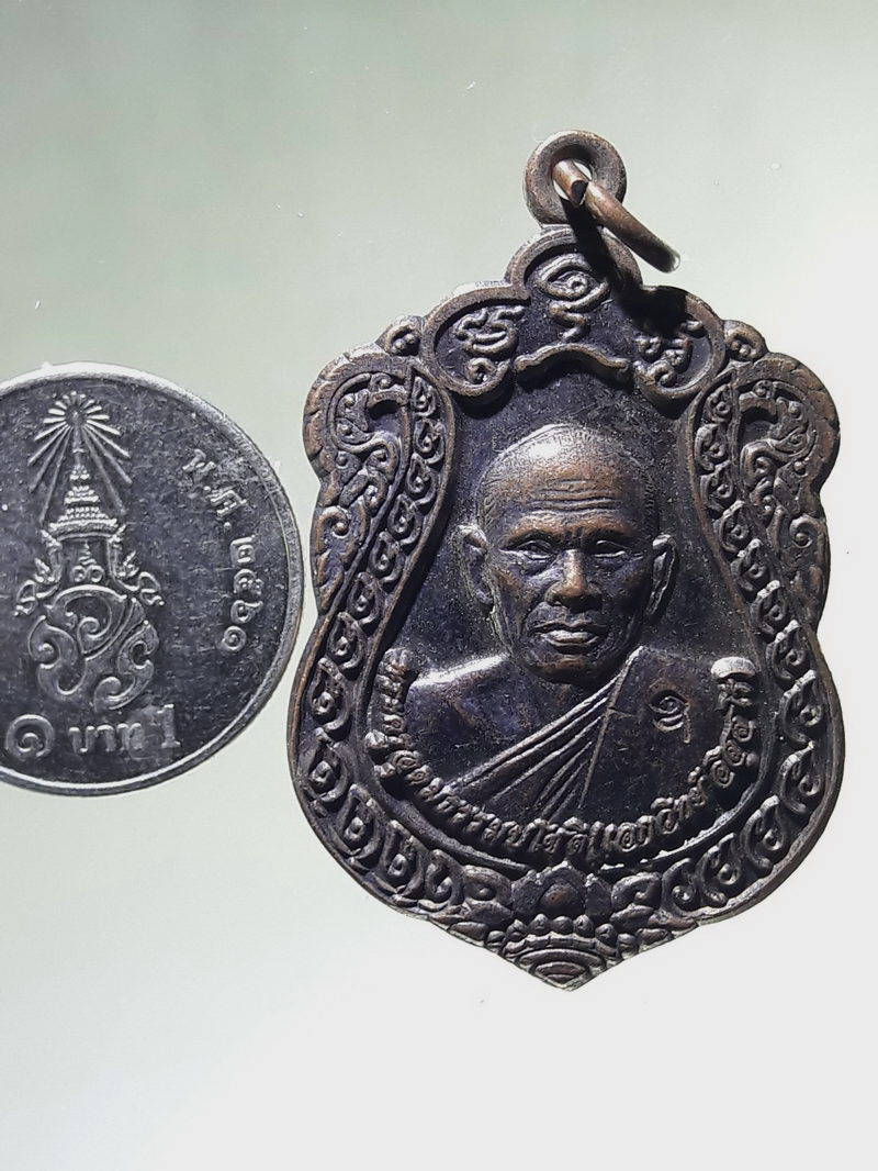 Antig FB 12981 เหรียญเสมาพระครูอุดมธรรมโชติ เอกวิทย์ อิสสโร หลังพระพุทธสิหิงค์ วัดหนองจอก อำเภอบ้านลาด จังหวัดเพชรบุรี ที่ระลึกอายุวัฒนมงคล 69 ปี