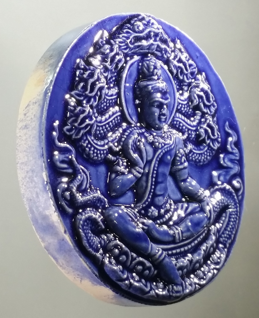 รหัสสินค้า จตุคามรามเทพ 131 จตุคามรามเทพ รุ่น รวยนิรันดร์ ปี พ.ศ. 2550 เนื้อกระเบื้องเคลือบสีน้ำเงิน