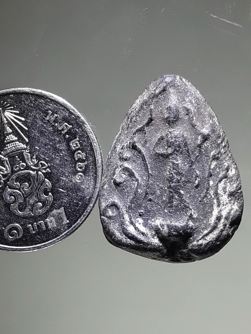 รหัสสินค้า พระเนื้อดิน ผง ว่าน 10470 พระกลีบบัวลีลาเปลวเพลิง ข้างรัศมี หลวงพ่ออ่ำ วัดชีปะขาว สุพรรณบุรี ปี 2475