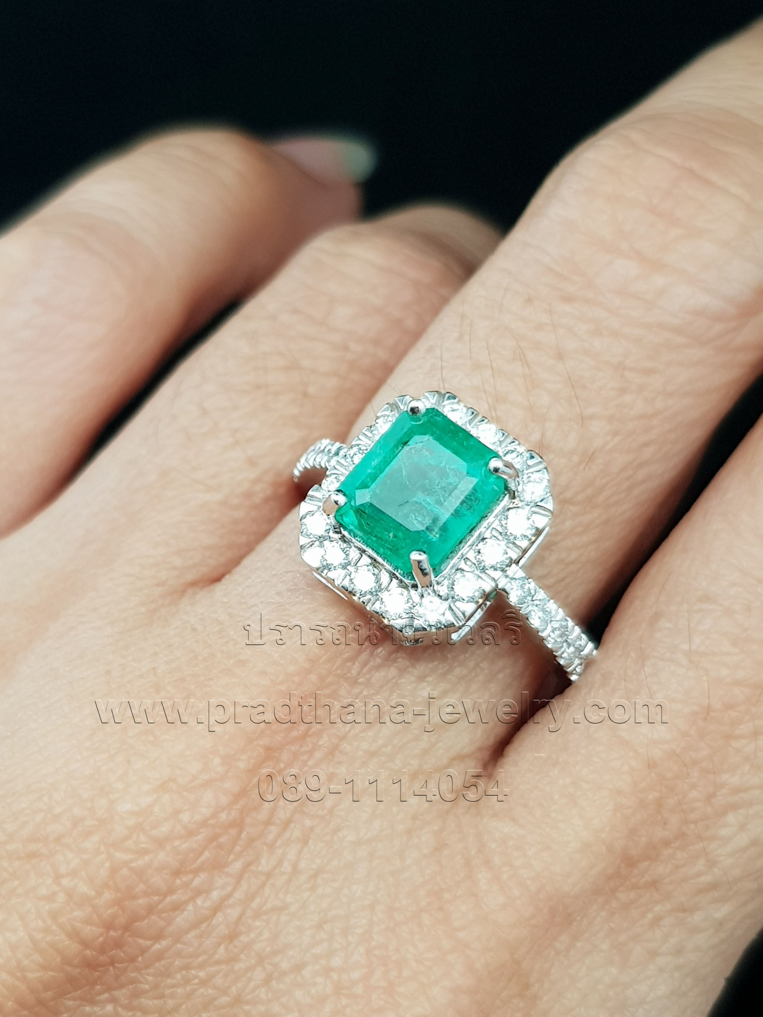 แหวนมรกตประดับเพชร