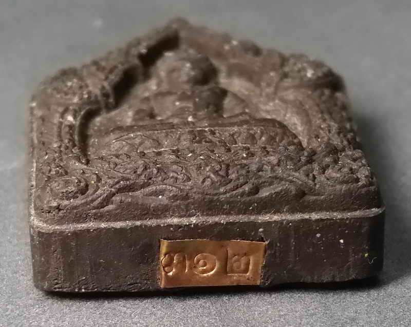 รหัสสินค้า สุรินทร์ 001 พระผงพิมพ์พระพุทธทรงเครื่องจักรพรรดิ พระอาจารย์โบรี วัดสว่างโสภณ (สว่างไสว) ตำบลตานี อำเภอปราสาท จังหวัดสุรินทร์