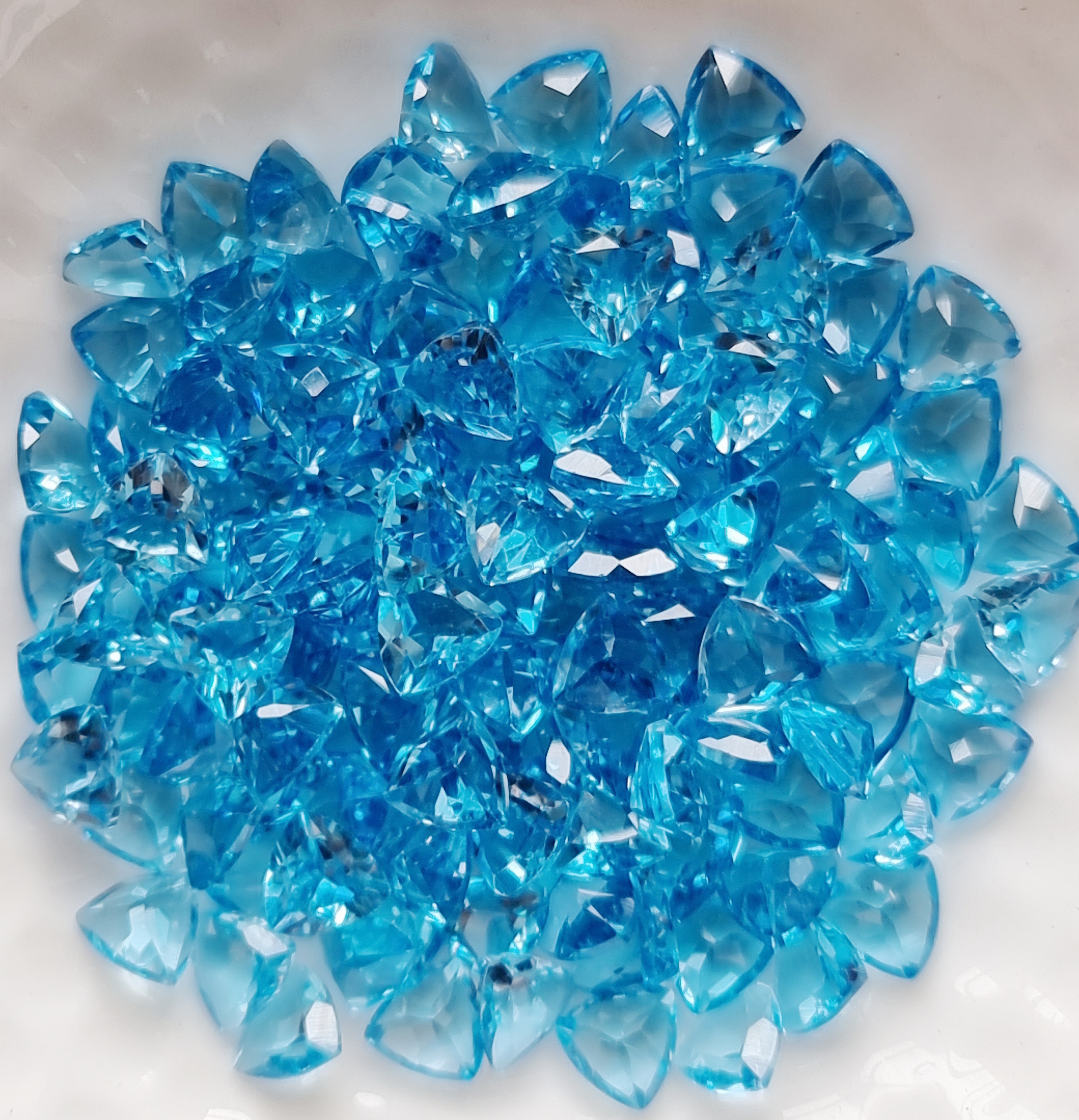 พลอยบลูโทปาสสามเหลี่ยม 5x5mm. 5 กะรัต