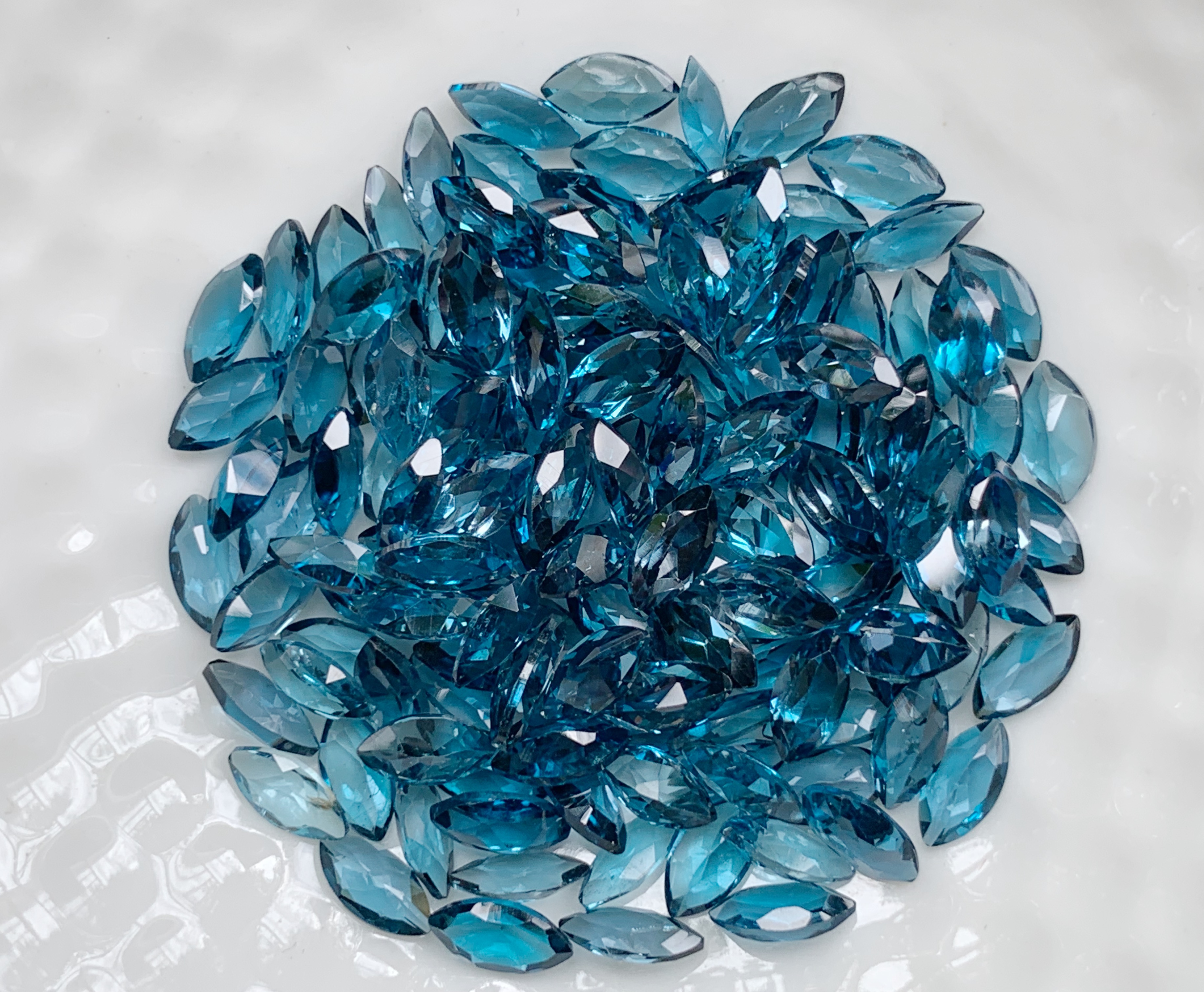 ลอนดอนบลูโทปาสมาคี 6X3 มม. 5 กะรัต