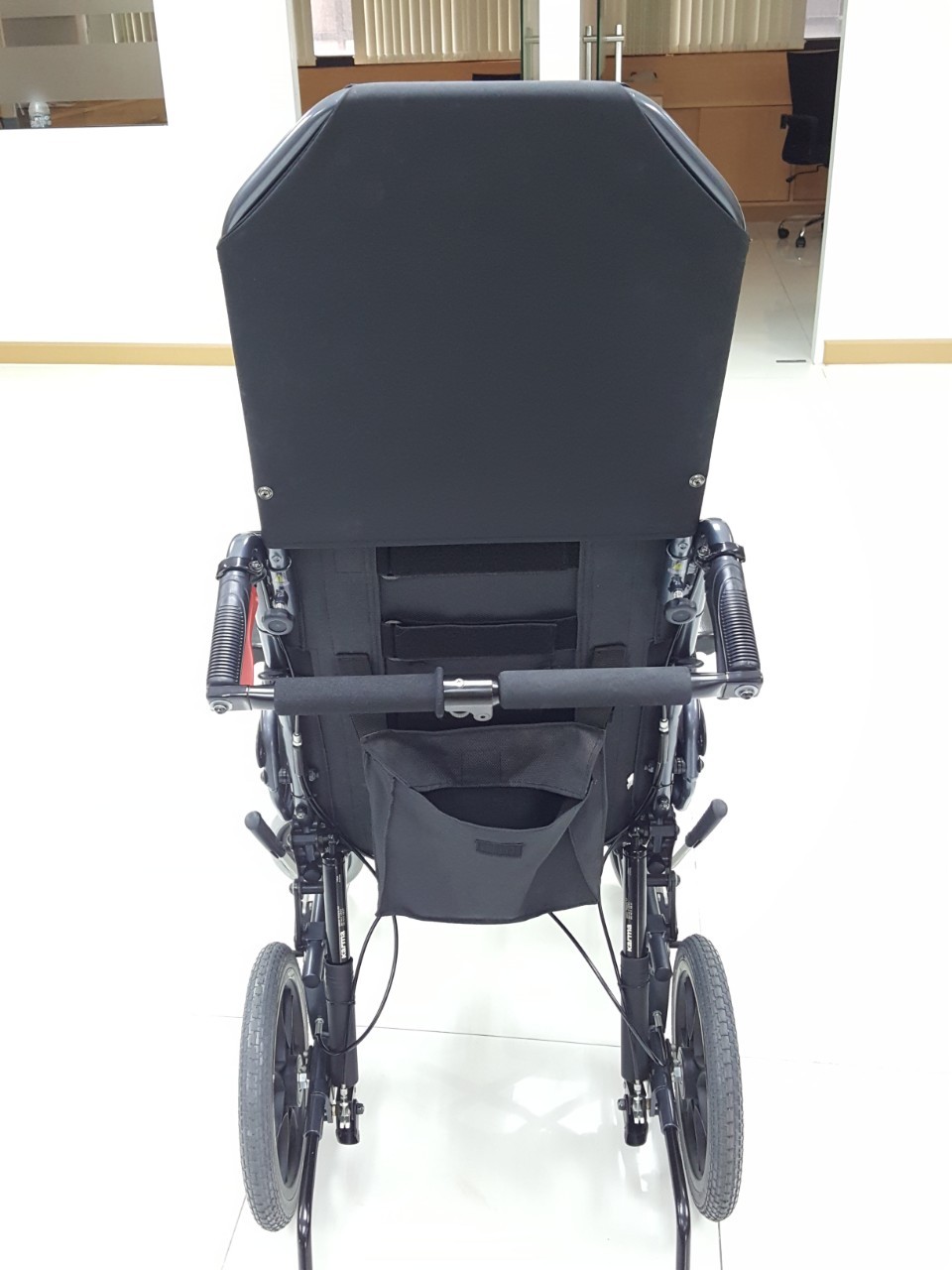 รถเข็นปรับเอนนอนได้ อลูมินัมอัลลอยด์คาร์ม่า รุ่น MVP502 (WheelChair KARMA MVP 502) ปรับเอนนอนได้ 170 องศา ที่วางแขนยกเปิดได้ โครงพักเท้ายืดตรงได้ พับเก็บได้ + แถมฟรี สายคาดลำตัวกันตก ของแท้ รับประกันศูนย์ไทย 5 ปี รุ่น TOP (Best Seller)