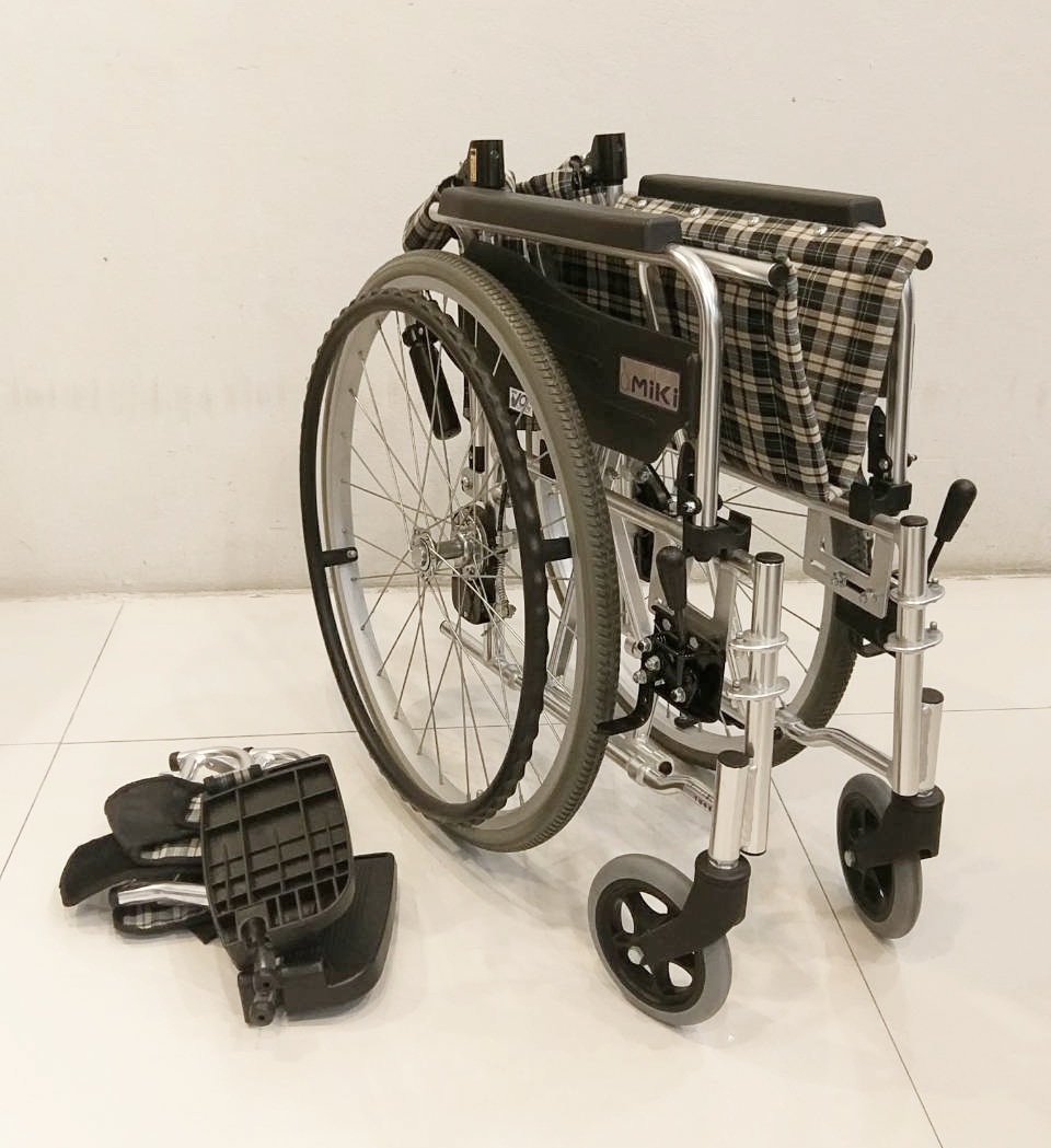 รถเข็นผู้ป่วย MIKI รุ่น MVWSW-47JD ล้อหน้า 6 นิ้ว ล้อหลัง 24 นิ้ว หนัก 14.5 กิโลกรัม รับประกันศูนย์ไทย 3 ปี