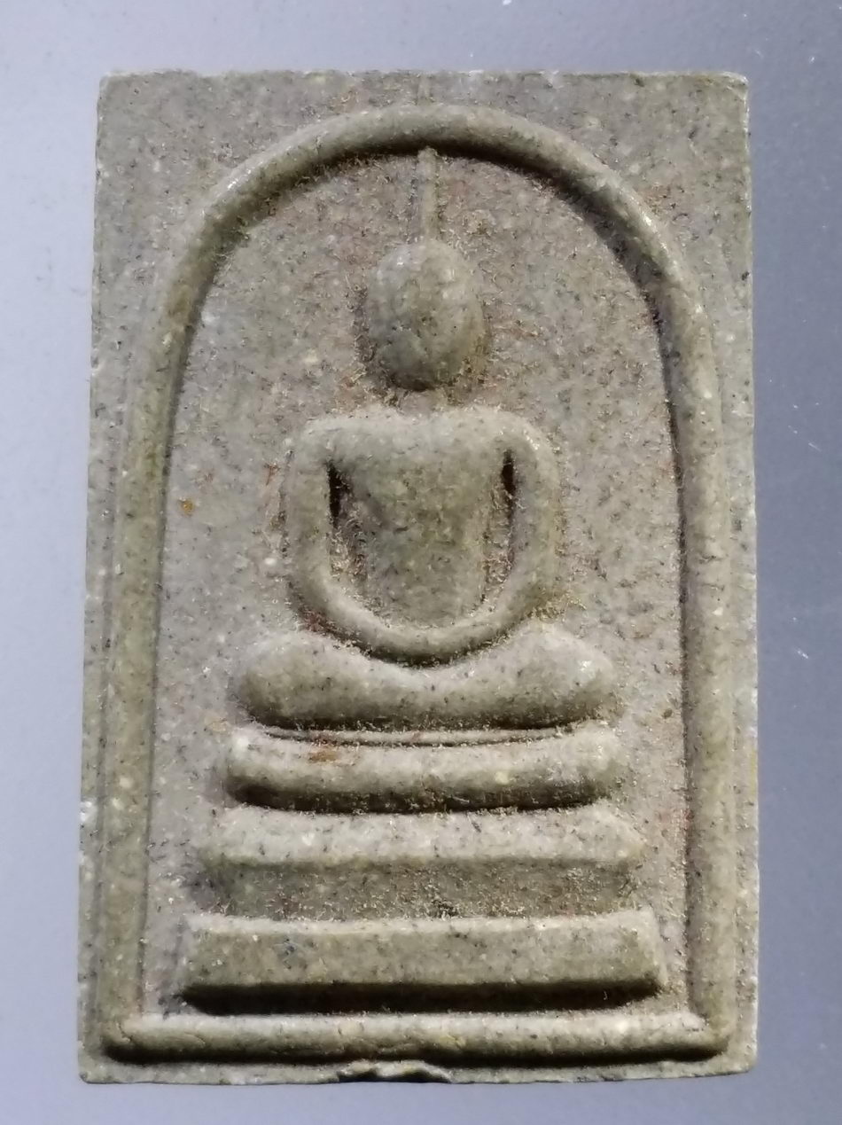 รหัสสินค้า พระเนื้อดิน เนื้อผง เนื้อว่าน 9891 พระสมเด็จ หลังหลวงปู่ทวด ออกวัดเกาะแก้วอรุณคาม ต.หนองหมู อ.วิหารแดง จ.สระบุรี รุ่นกาญจนาภิเษก ปี2539 สร้างโบสถ์ วัดบ้านโนนกุ่ม