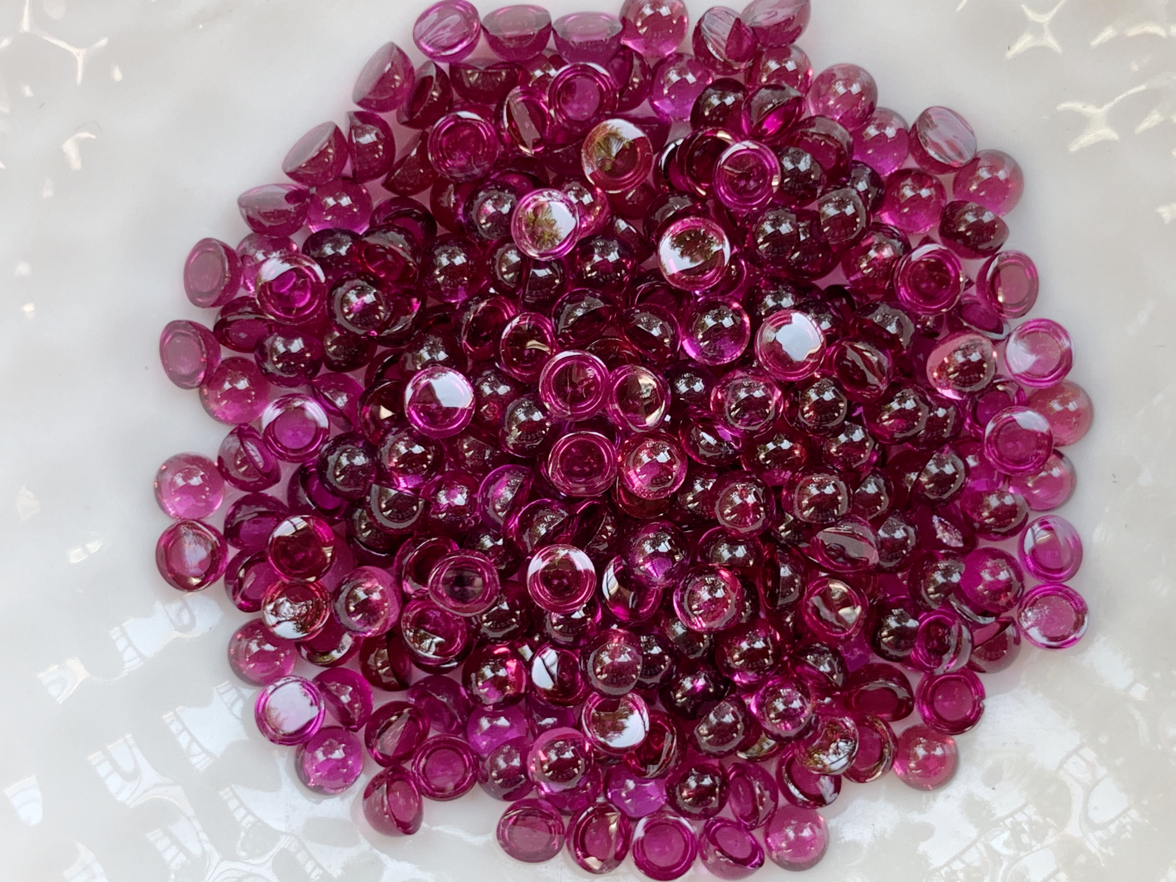 โรโดไลท์กลมหลังเบี้ย 3.0 มม. 10 กะรัต