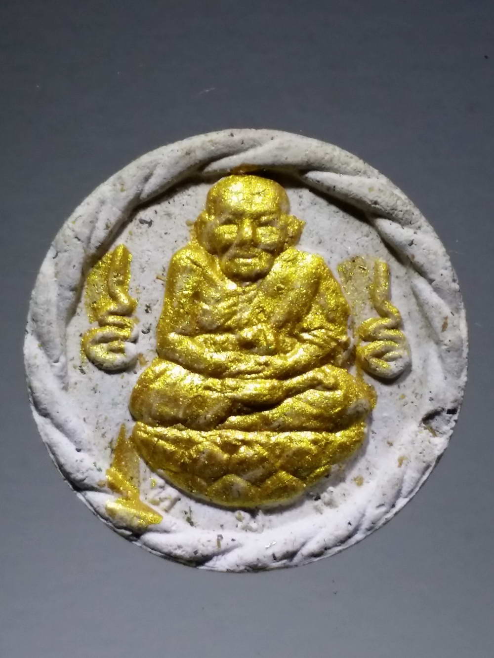 รหัสสินค้า จตุคามรามเทพ 112 หลวงปู่ทวดเนื้อผง จตุคามรามเทพ พิมพ์ขอบเกลียวเชือก ทาทองบรอนซ์ วัดห้วยมงคล จังหวัดประจวบคีรีขันธ์ จตุคามรามเทพ รายการนี้ให้เช่าบูชาแล้ว