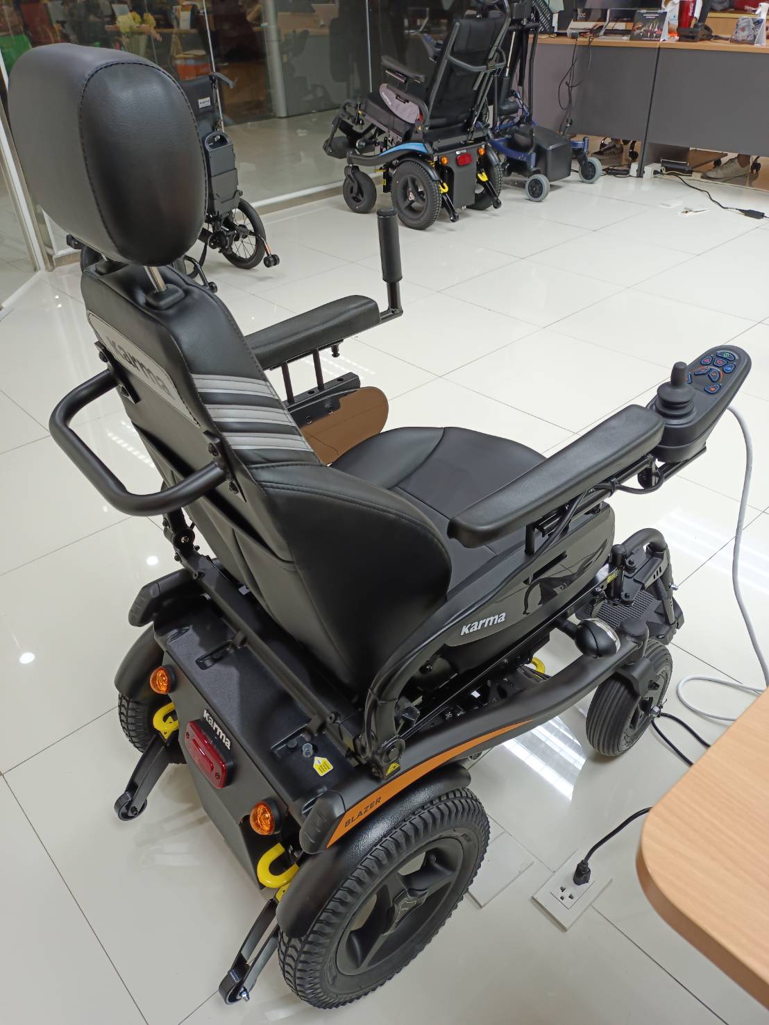 รถเข็นไฟฟ้าคาร์ม่า KARMA รุ่น Blazer Captain พนักพิงปรับเอนได้ ของแท้ รับประกันศูนย์ไทย 5 ปี (รุ่นยอดนิยม)
