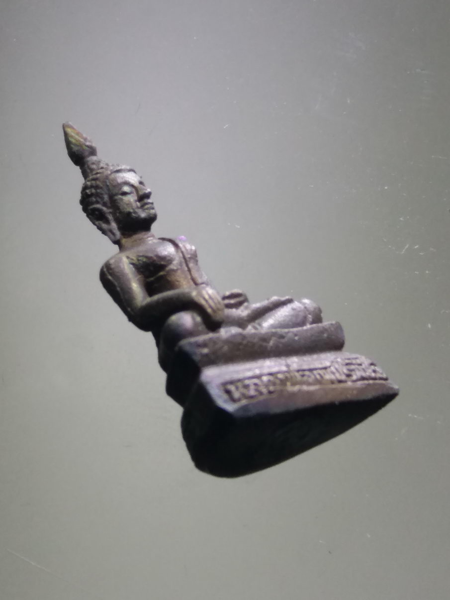 รหัสสินค้า พระมีกล่อง 3897 รูปหล่อนวโลหะ หลวงพ่อเพชรมีชัย วัดมหาธาตุ อำเภอเมือง จังหวัดเพชรบูรณ์ สร้างปี 2549