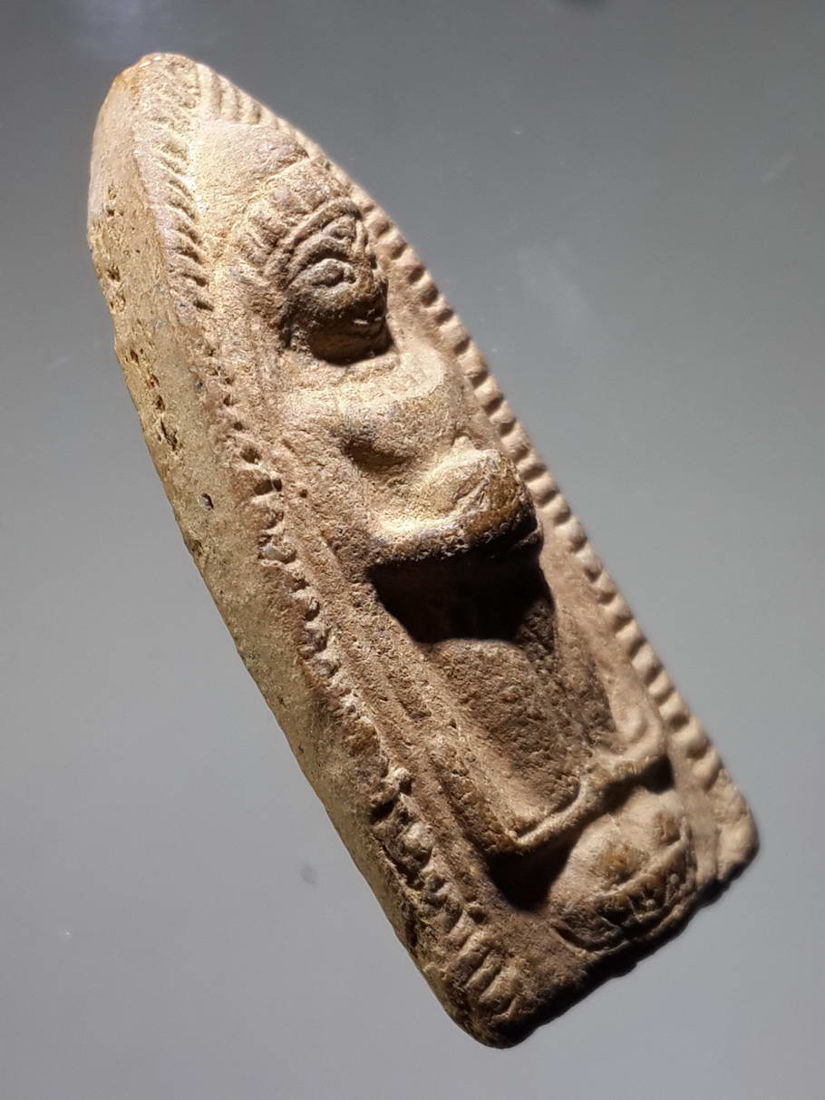 รหัสสินค้า พระไม่ทราบที่ 391 พระร่วงเนื้อดินเผา ปางอุ้มบาตร หลังตรายาง ไม่ทราบที่ พระรายการนี้ให้เช่าบูชาแล้ว