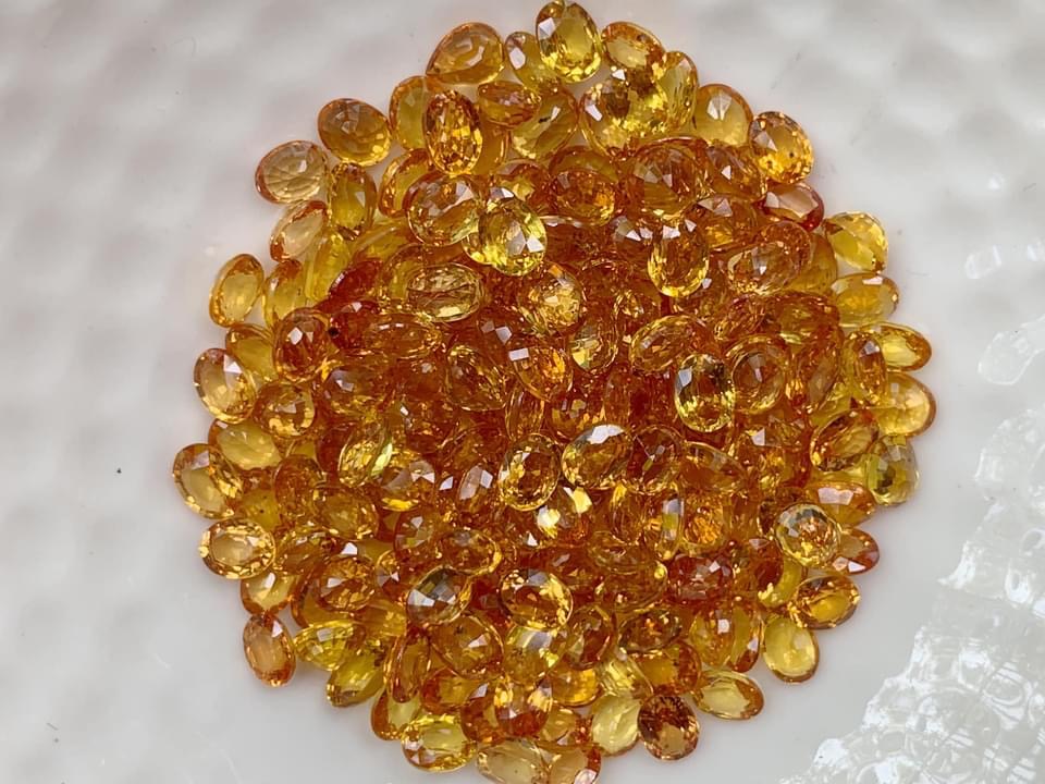 บุษราคัมไข่ 4x3 mm. 1 กะรัต