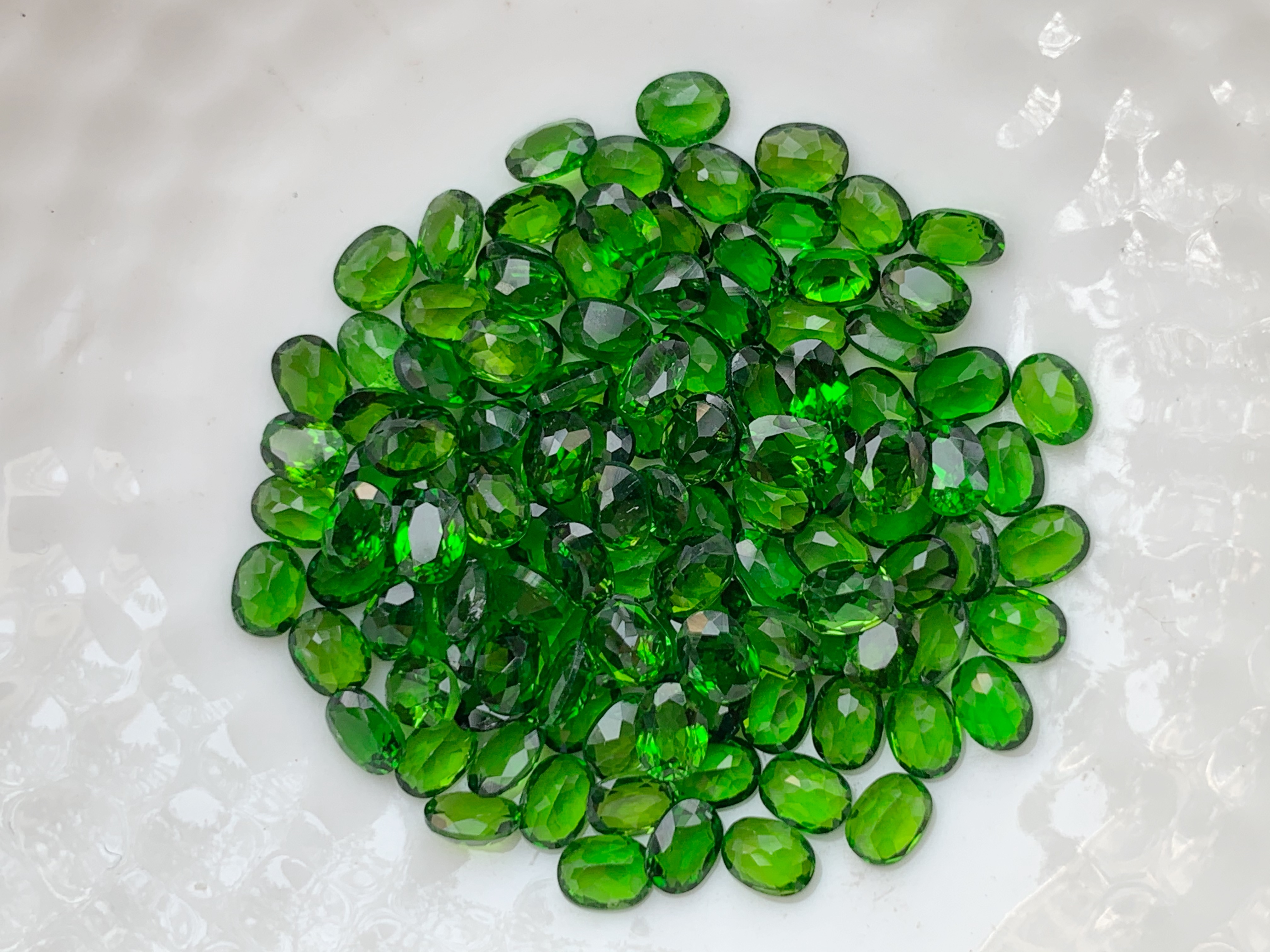 โครมไดออฟไซด์ไข่ 4x3 mm. 1 กะรัต