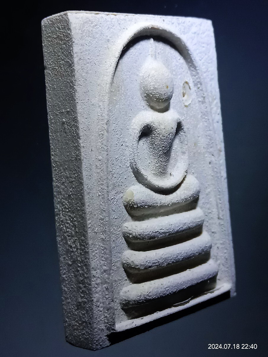 รหัสสินค้า พระสมเด็จ วัดต่างๆ 1237 พระสมเด็จเนื้อผง หลังรูปเหมือน หลวงพ่อแพ วัดพิกุลทอง จังหวัดสิงห์บุรี พระองค์นี้เป็นองค์พิเศษที่แช่น้ำมนต์ ตัวองค์พระจึงมีคราบน้ำมนต์อย่างที่เห็น