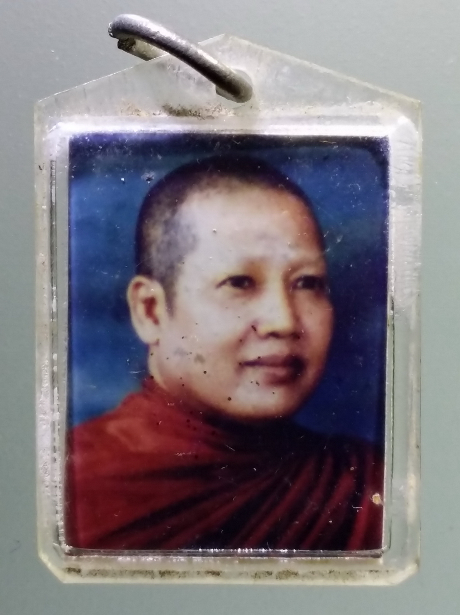 รหัสสินค้า เครื่องราง ล็อกเก็ต ภาพถ่าย 110 ภาพถ่ายติดจีวร หลวงพ่อจำเนียร วัดถ้ำเสือ จังหวัดกระบี่ สร้างปี 2534
