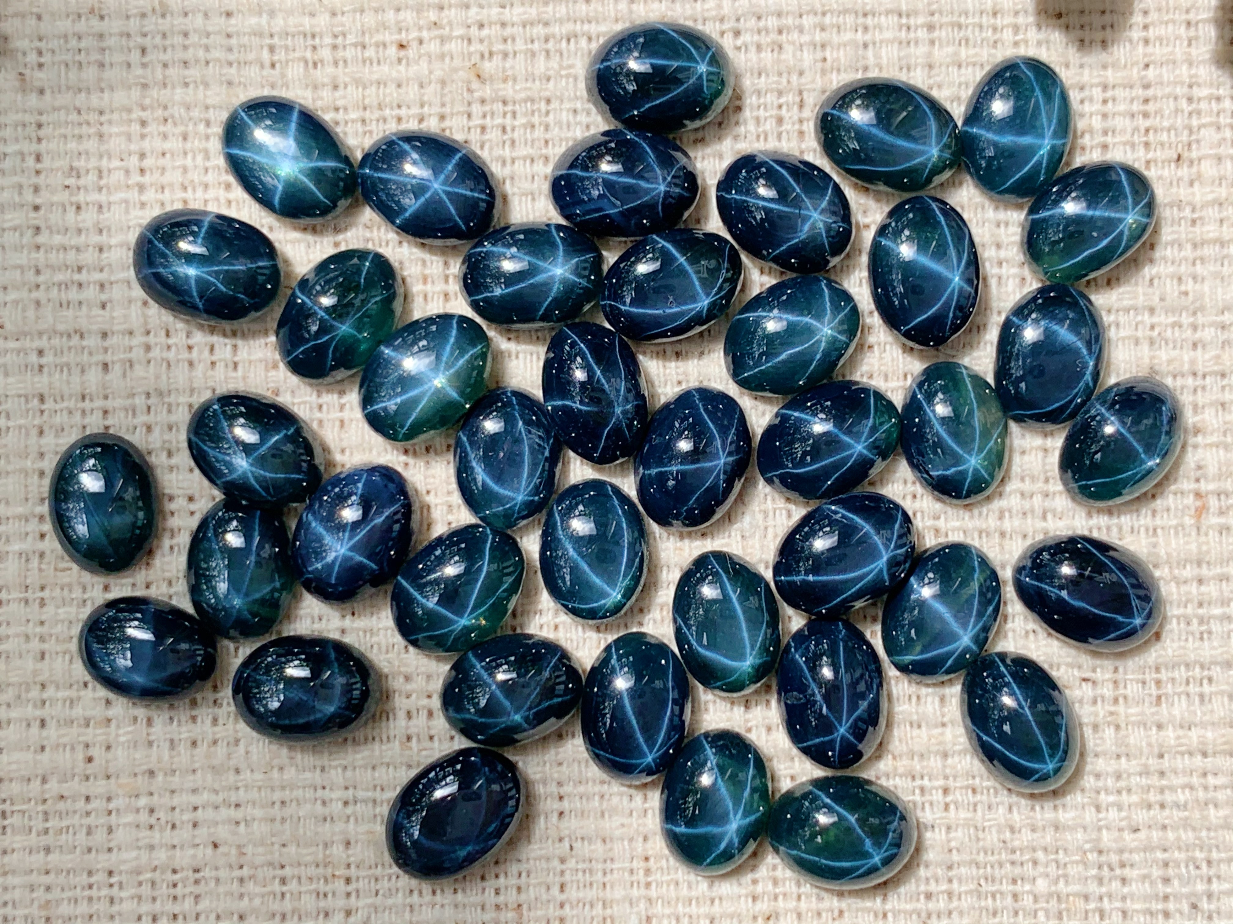 ไพลินสตาร์ไข่หลังเบี้ย 7x5 mm. 1 กะรัต